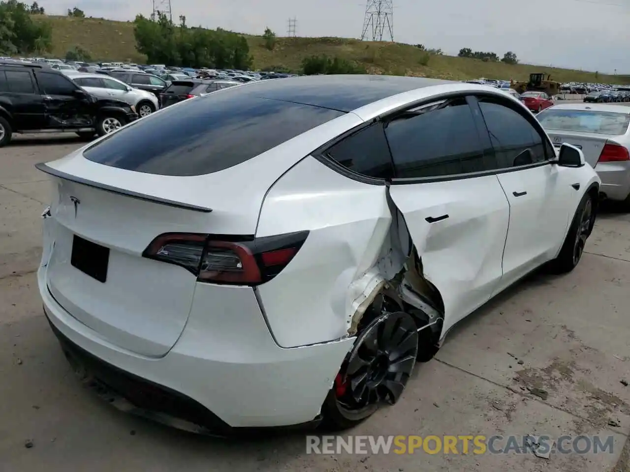 4 Photograph of a damaged car 7SAYGDEF6NF398149 TESLA MODEL Y 2022