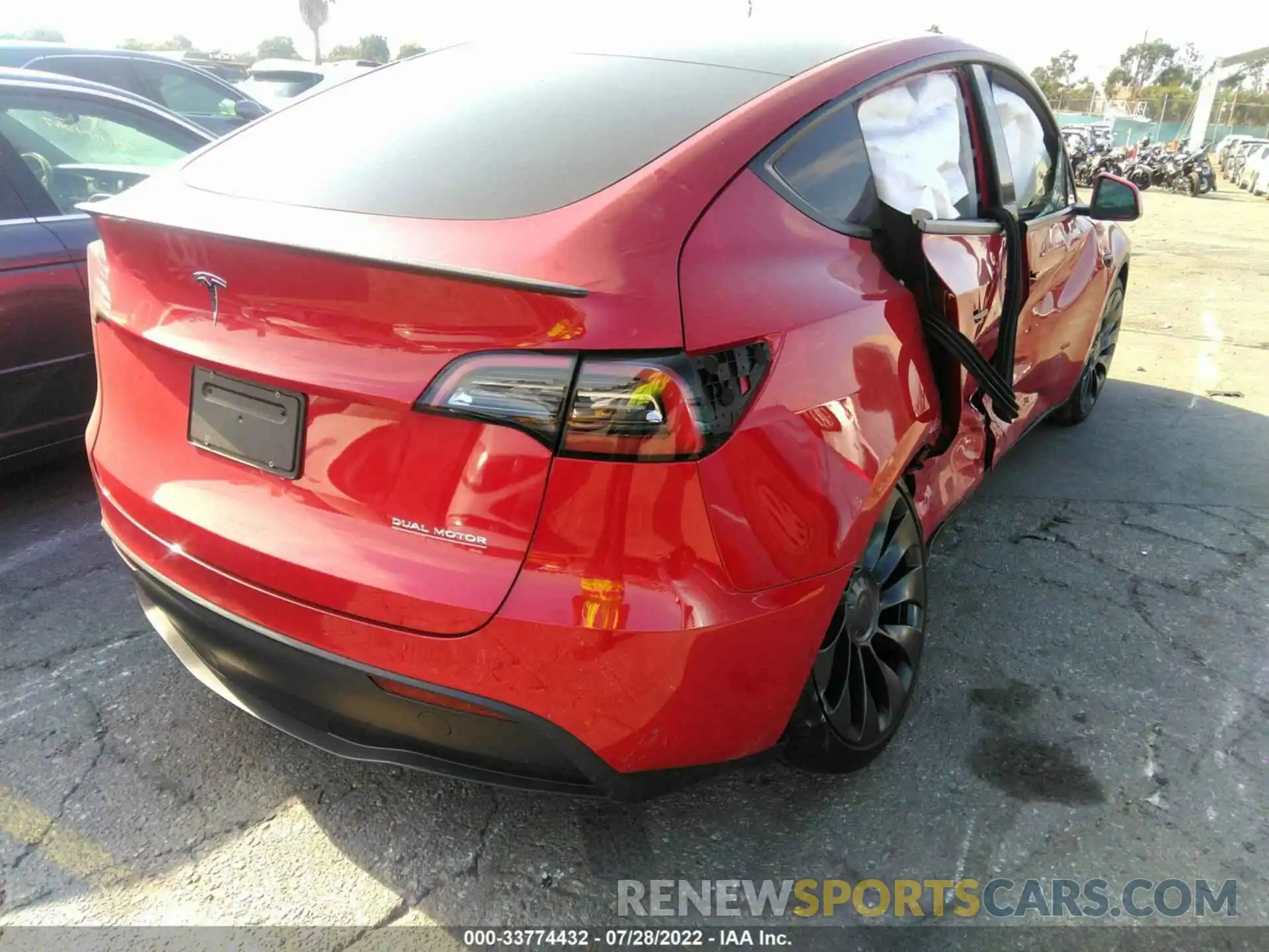 4 Photograph of a damaged car 7SAYGDEF7NF393588 TESLA MODEL Y 2022