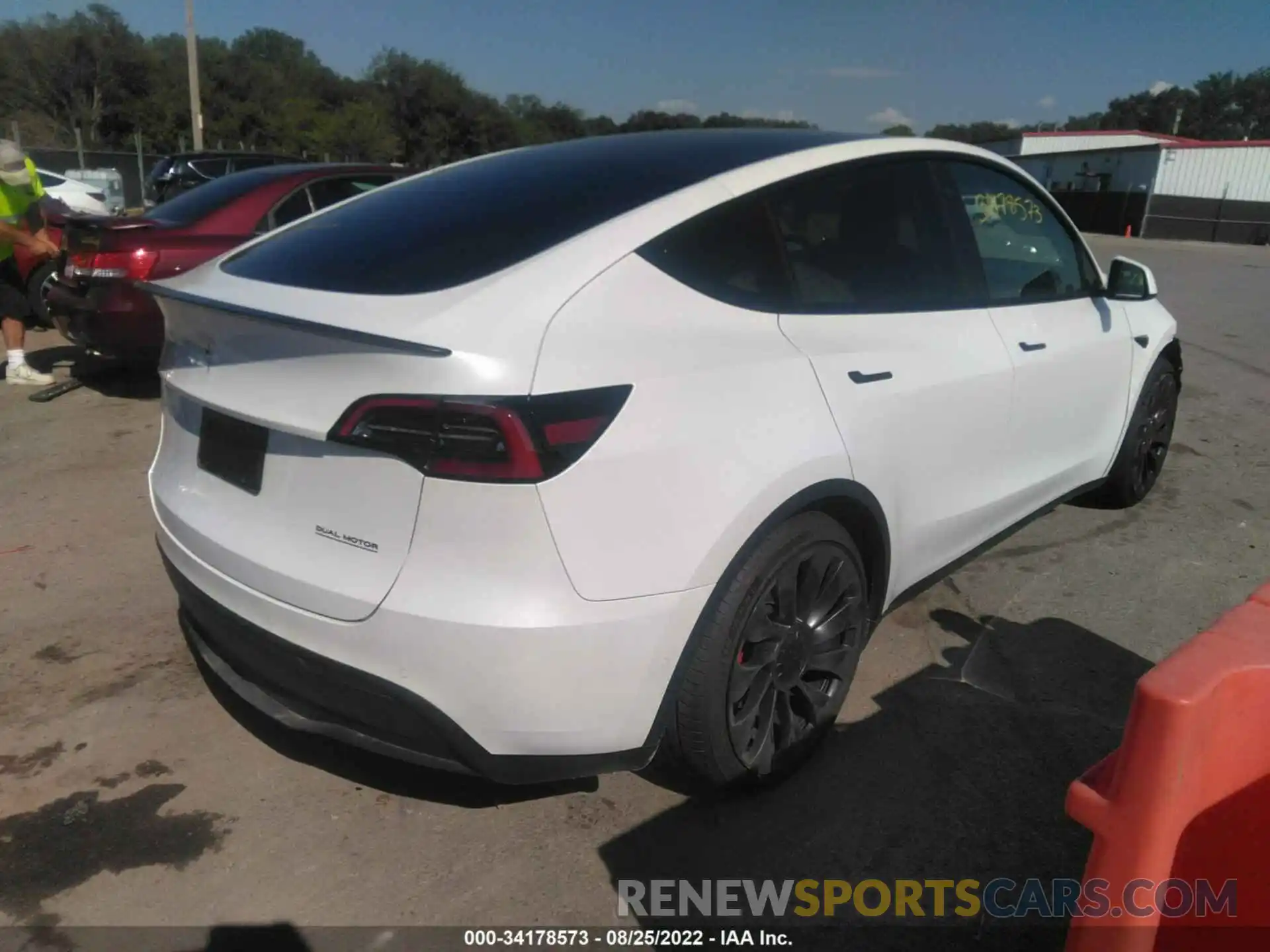 4 Photograph of a damaged car 7SAYGDEF8NF382034 TESLA MODEL Y 2022