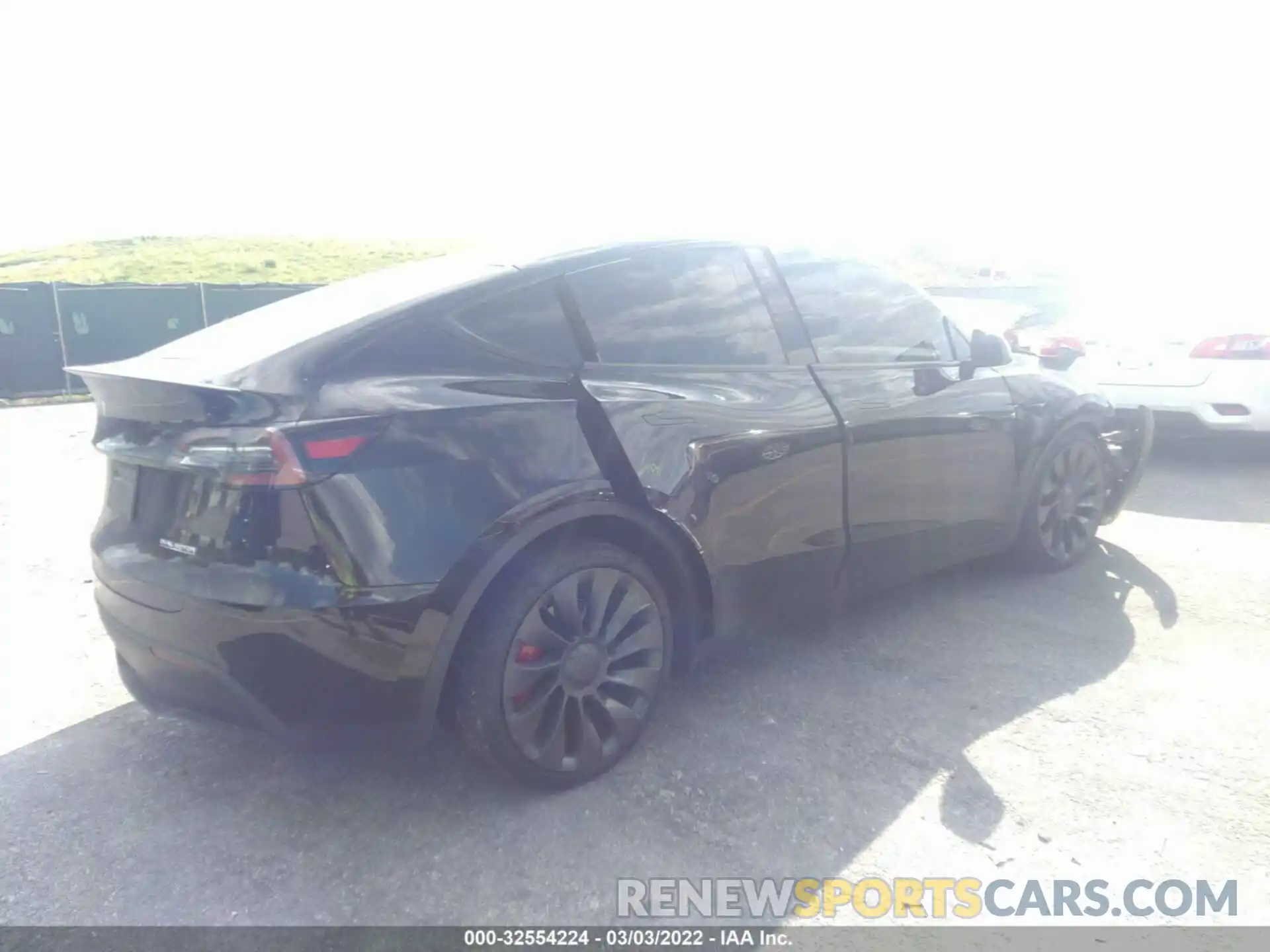 4 Photograph of a damaged car 7SAYGDEF9NF312560 TESLA MODEL Y 2022