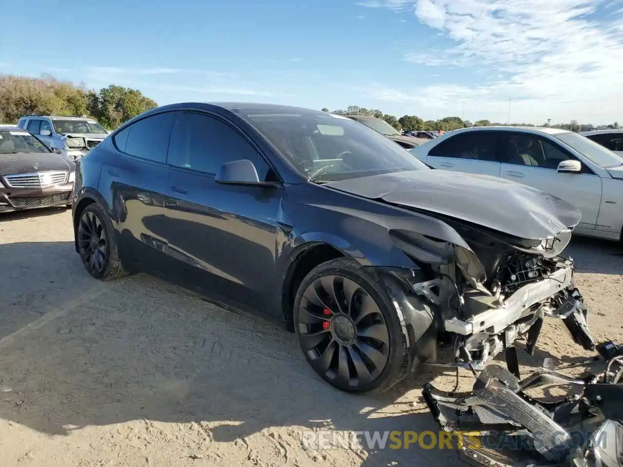 4 Photograph of a damaged car 7SAYGDEF9NF533897 TESLA MODEL Y 2022