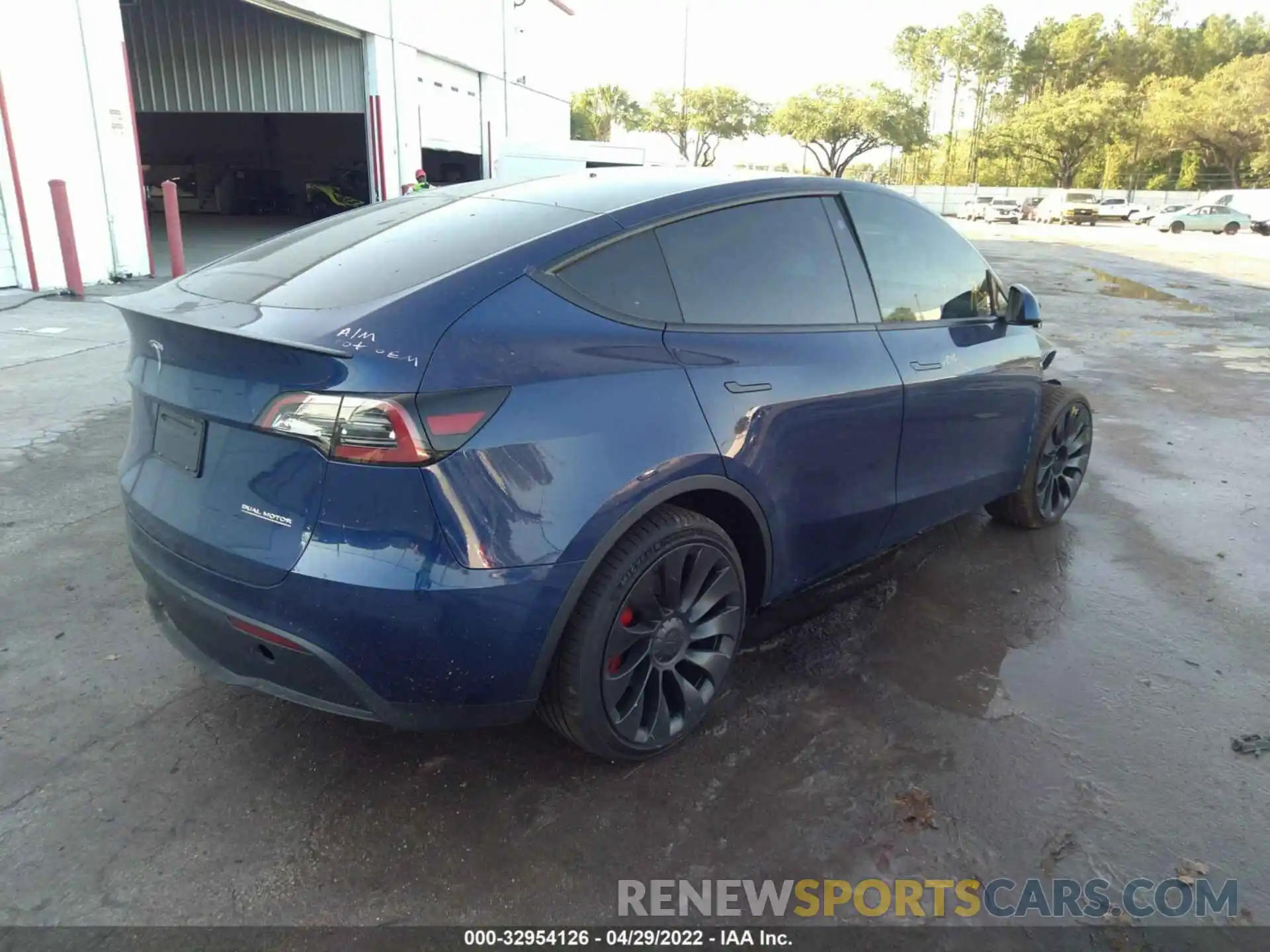 4 Photograph of a damaged car 7SAYGDEFXNF337497 TESLA MODEL Y 2022