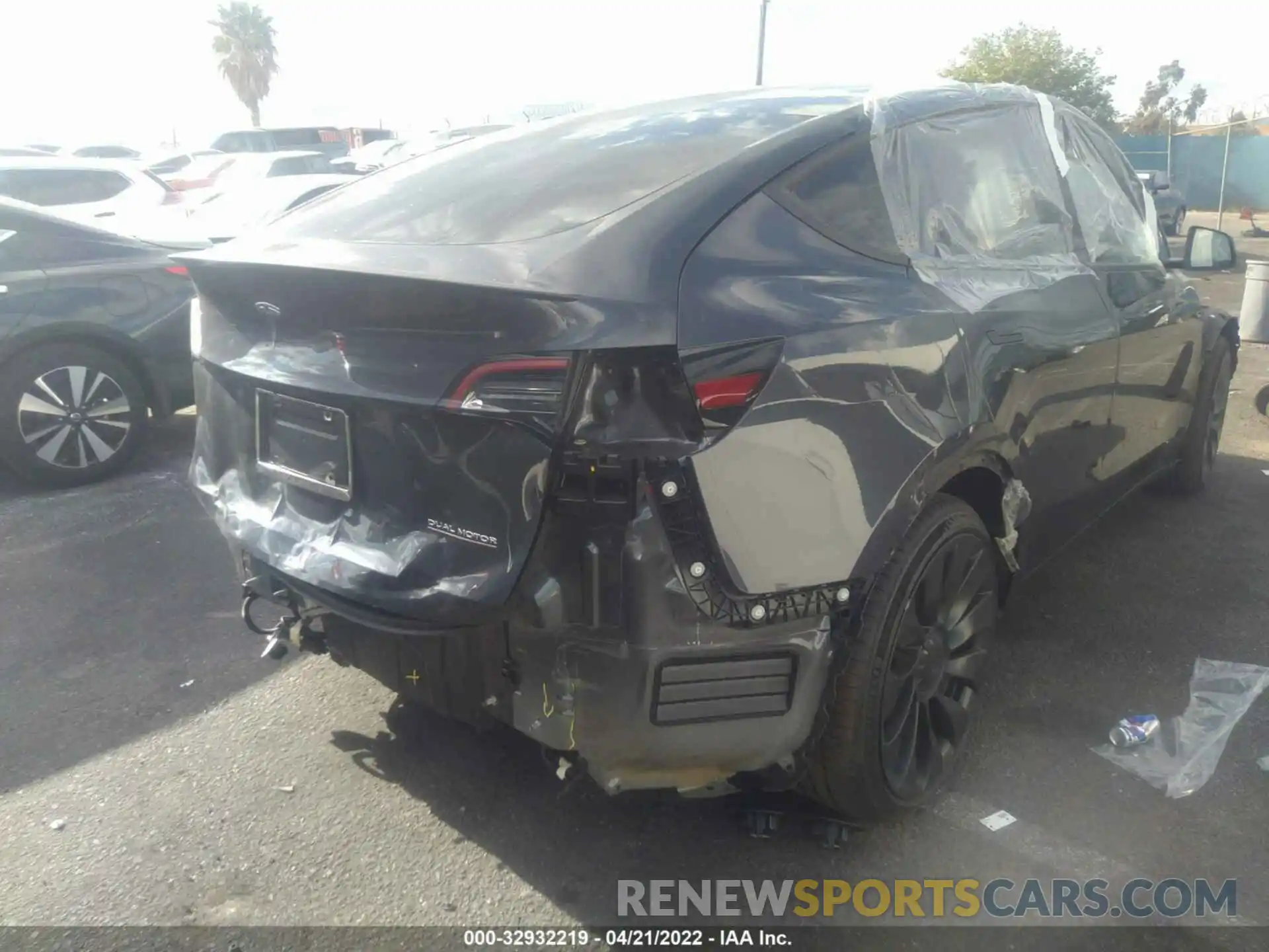 4 Photograph of a damaged car 7SAYGDEFXNF341369 TESLA MODEL Y 2022