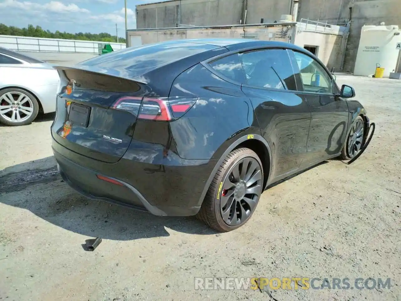 4 Photograph of a damaged car 7SAYGDEFXNF405751 TESLA MODEL Y 2022