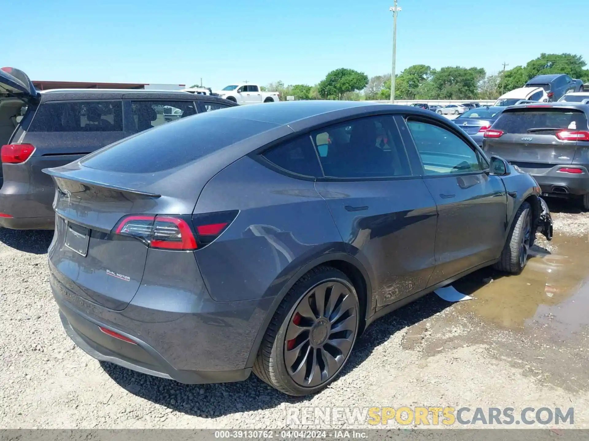 4 Photograph of a damaged car 7SAYGDEFXNF521189 TESLA MODEL Y 2022