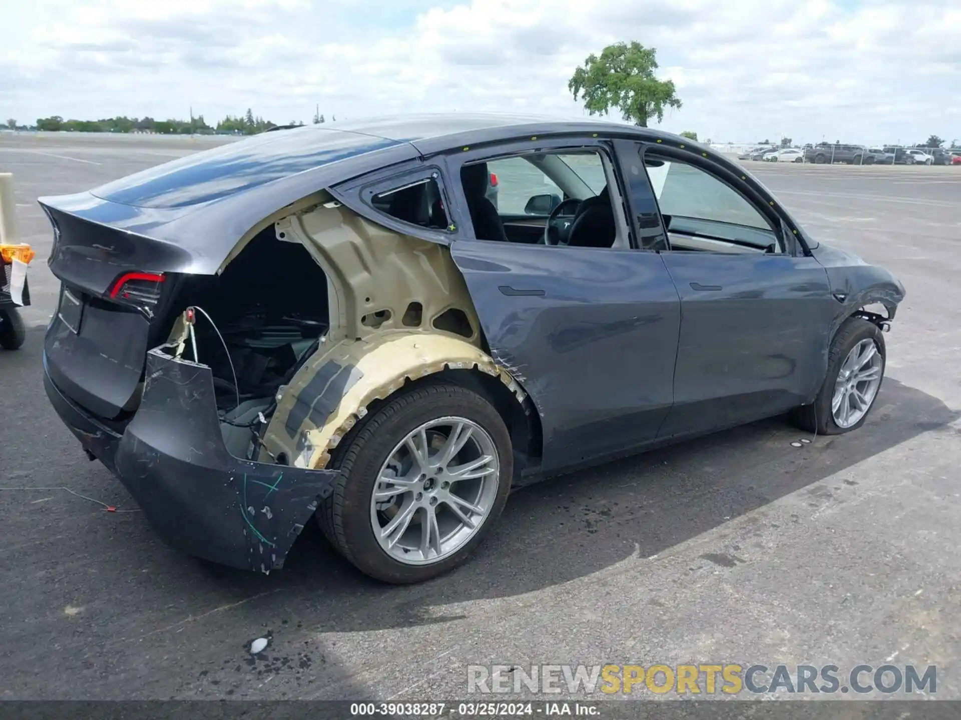 4 Photograph of a damaged car 7SAYGDED9PF943102 TESLA MODEL Y 2023