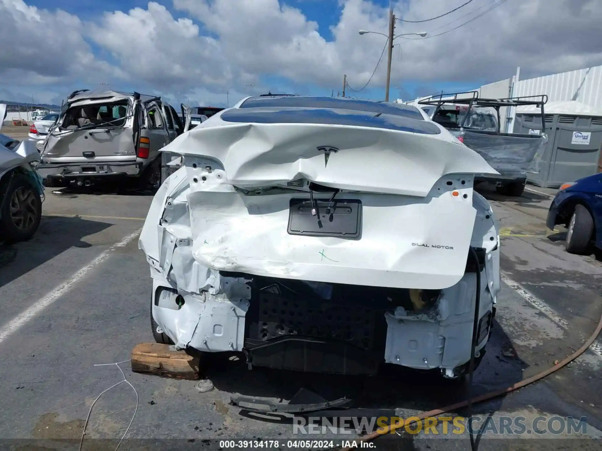 17 Photograph of a damaged car 7SAYGDEE1PA050928 TESLA MODEL Y 2023