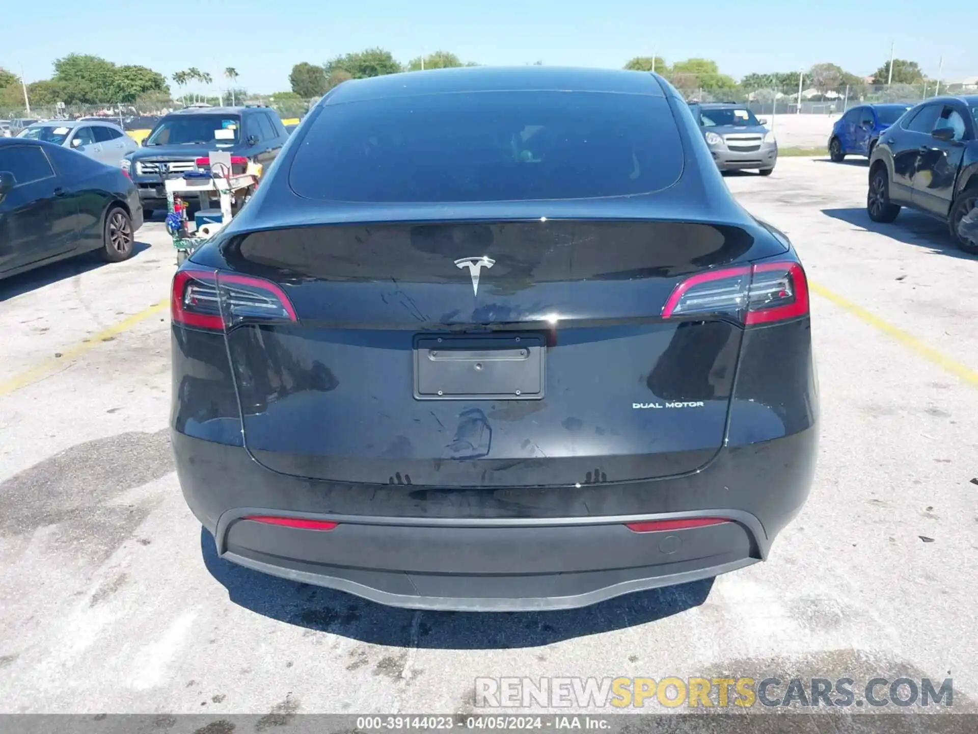 15 Photograph of a damaged car 7SAYGDEE1PF937030 TESLA MODEL Y 2023