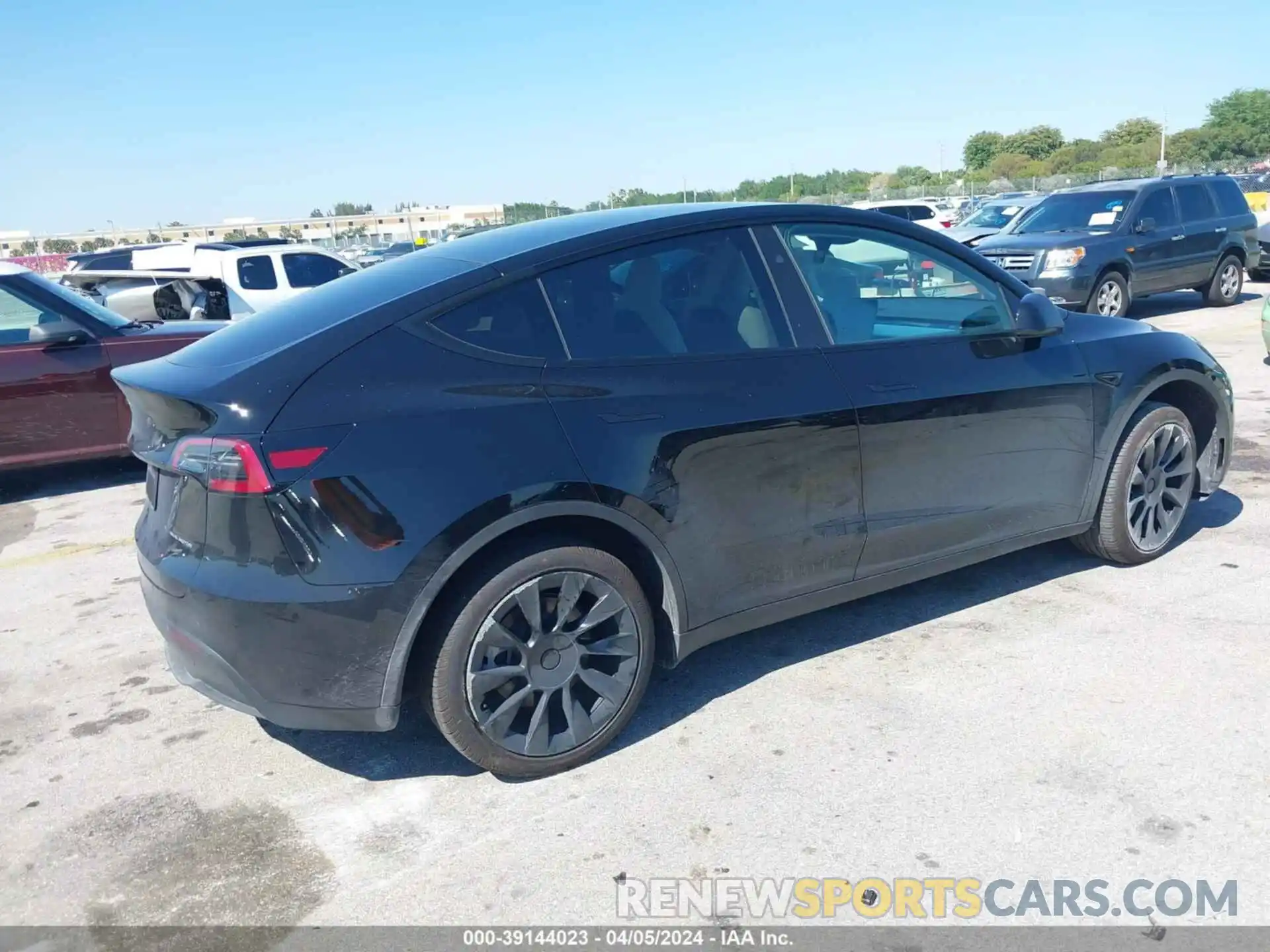 4 Photograph of a damaged car 7SAYGDEE1PF937030 TESLA MODEL Y 2023