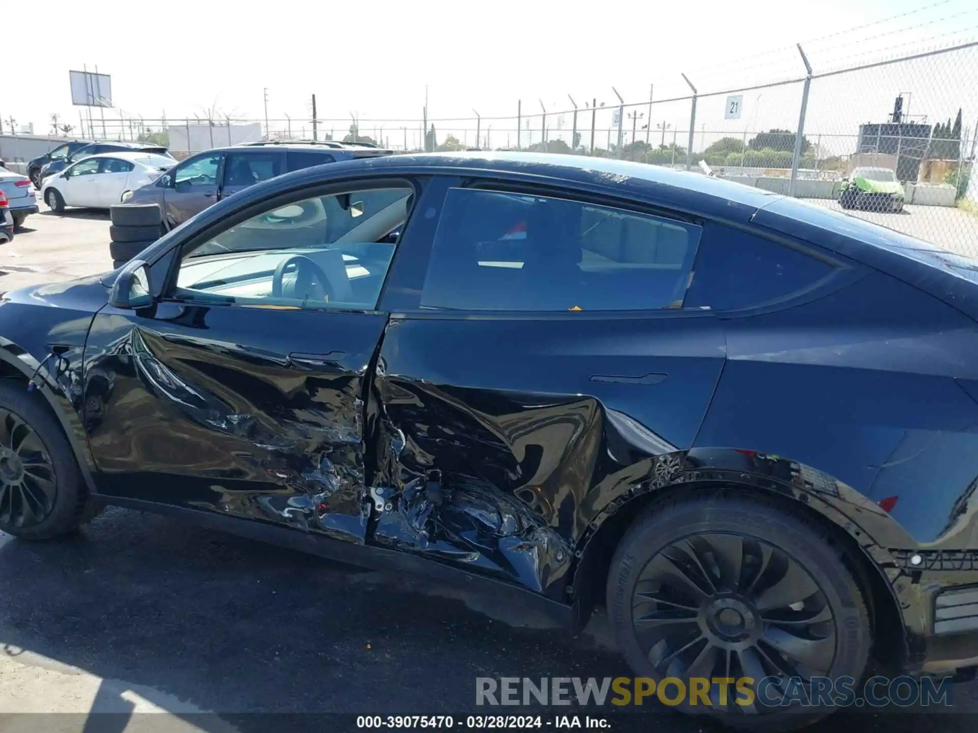 14 Photograph of a damaged car 7SAYGDED5RF010199 TESLA MODEL Y 2024