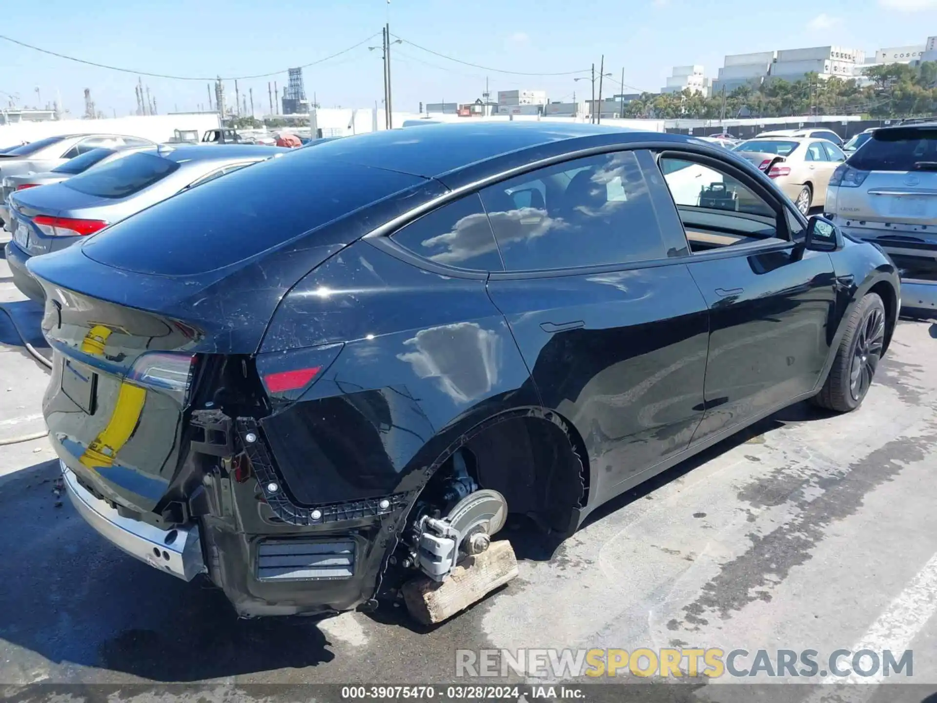 4 Photograph of a damaged car 7SAYGDED5RF010199 TESLA MODEL Y 2024