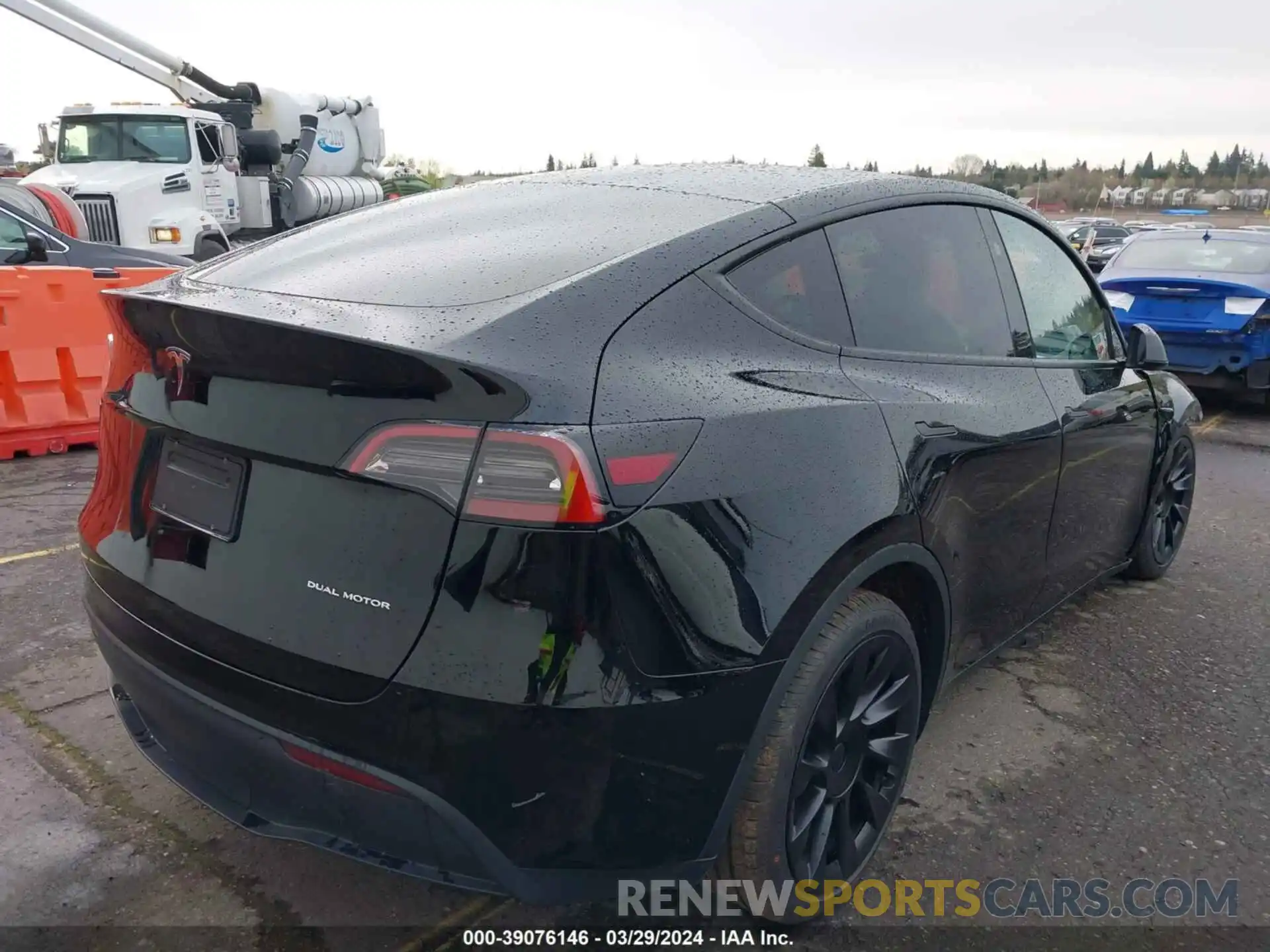 4 Photograph of a damaged car 7SAYGDEE0RF982950 TESLA MODEL Y 2024