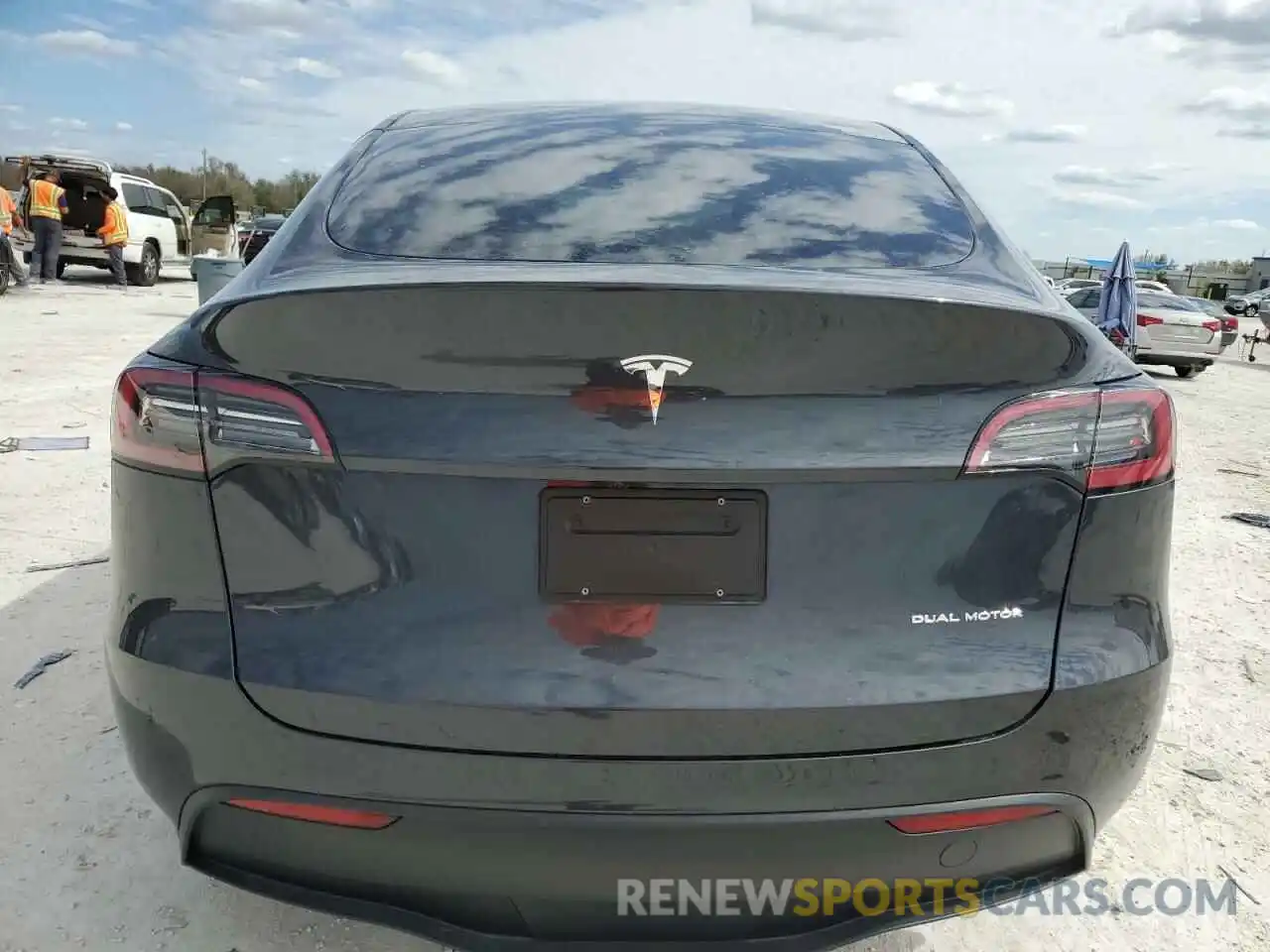 6 Photograph of a damaged car 7SAYGDEE3RF991352 TESLA MODEL Y 2024