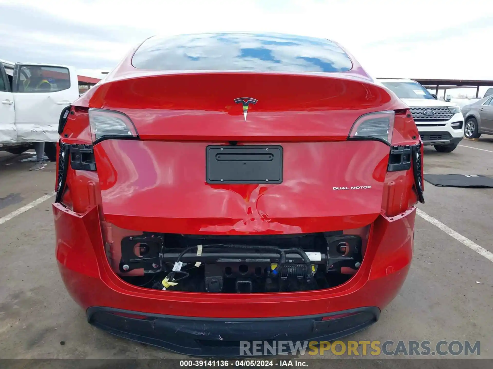 17 Photograph of a damaged car 7SAYGDEE4RA214837 TESLA MODEL Y 2024