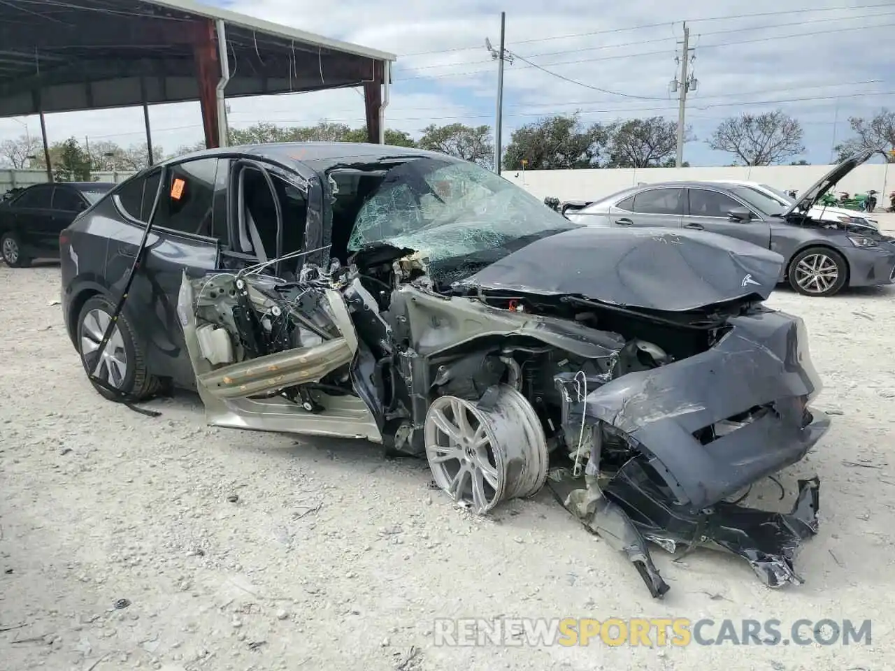 4 Photograph of a damaged car 7SAYGDEE6RA223619 TESLA MODEL Y 2024