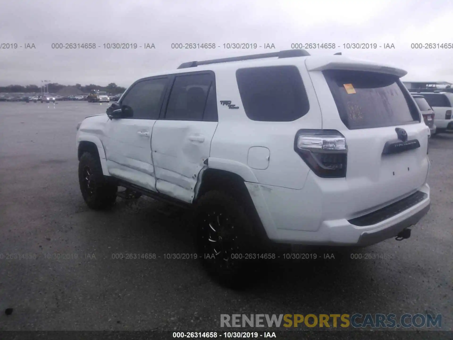 3 Фотография поврежденного автомобиля JTEBU5JR0K5611168 TOYOTA 4RUNNER 2019