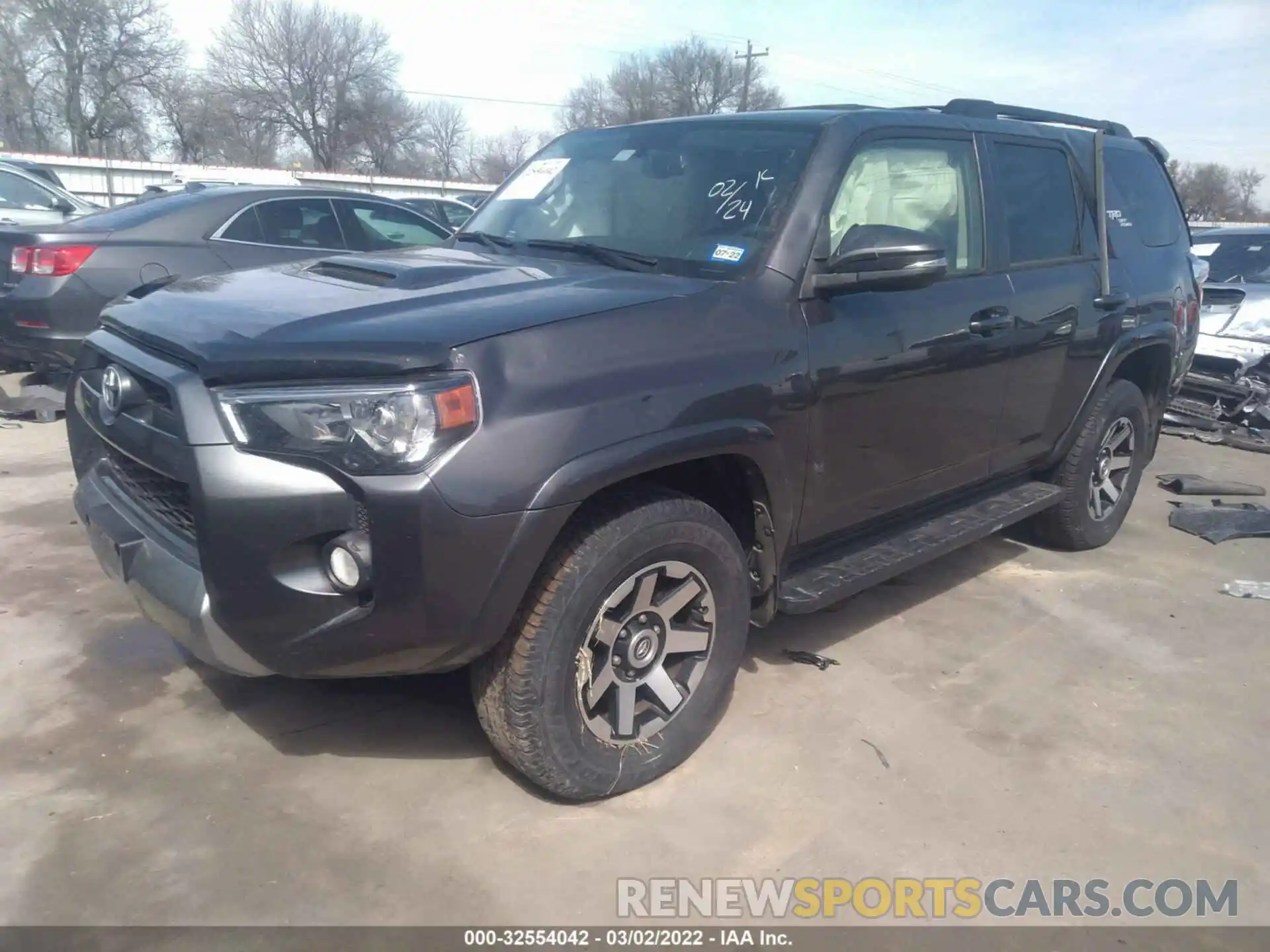 2 Фотография поврежденного автомобиля JTEBU5JR0K5617407 TOYOTA 4RUNNER 2019