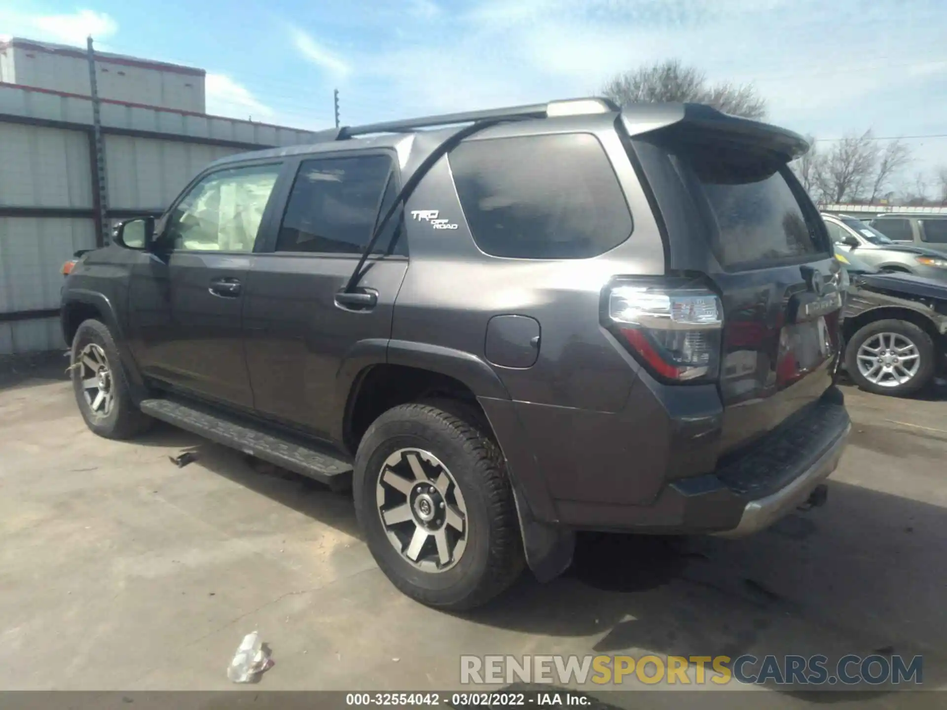 3 Фотография поврежденного автомобиля JTEBU5JR0K5617407 TOYOTA 4RUNNER 2019