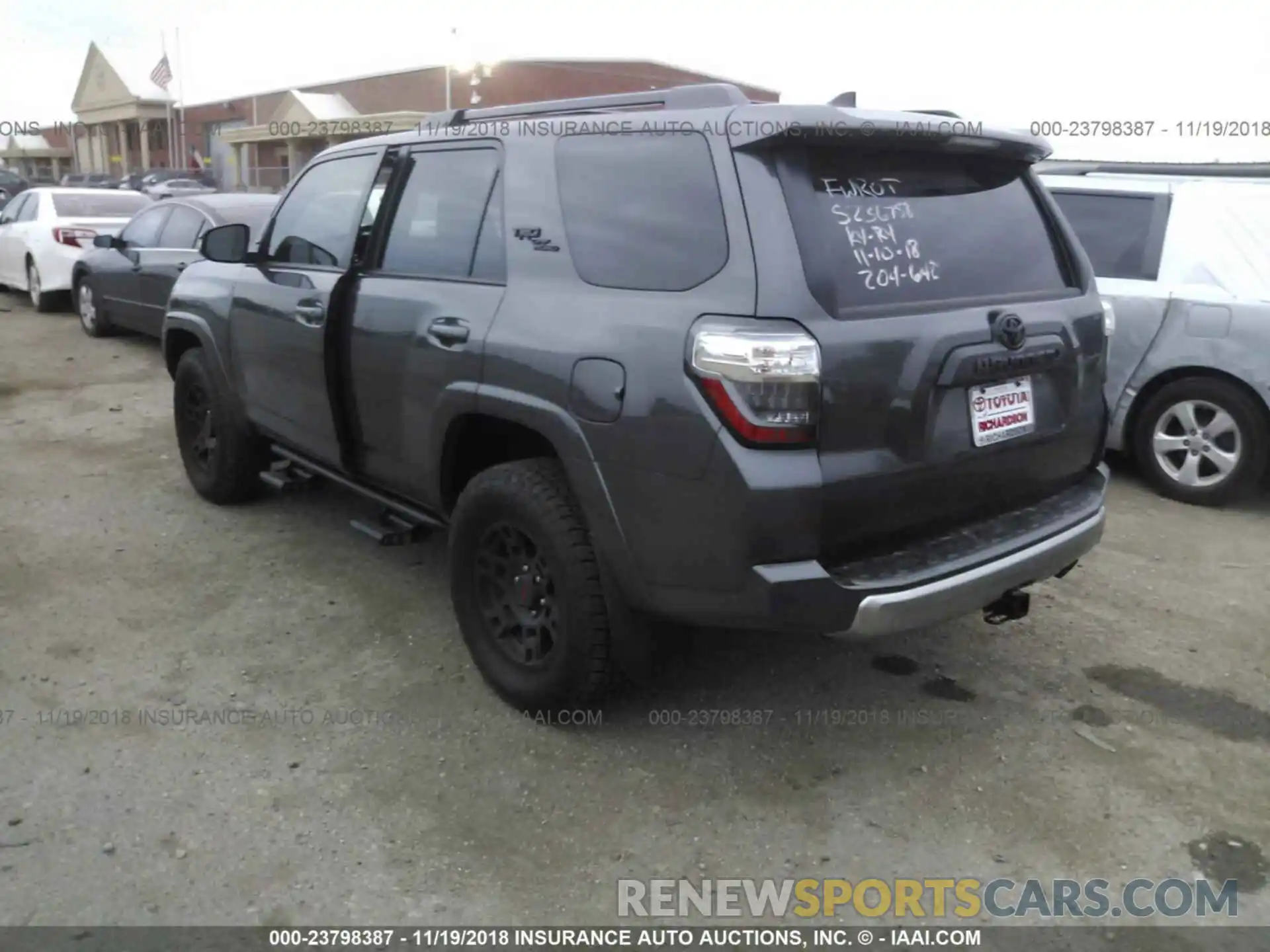 3 Фотография поврежденного автомобиля JTEBU5JR0K5618945 TOYOTA 4RUNNER 2019