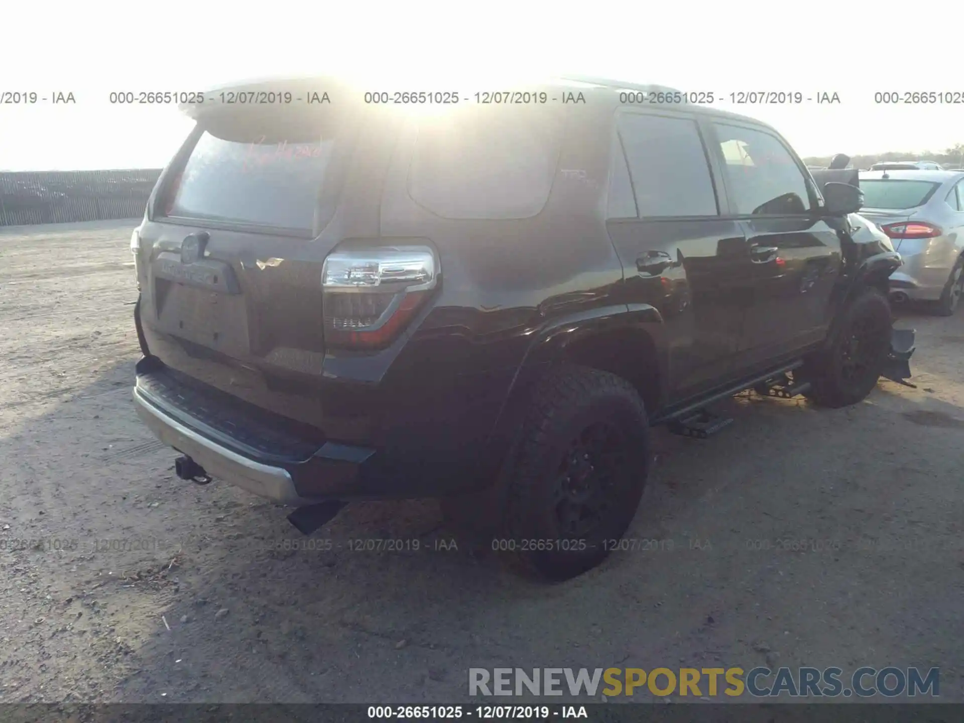 4 Фотография поврежденного автомобиля JTEBU5JR0K5706779 TOYOTA 4RUNNER 2019