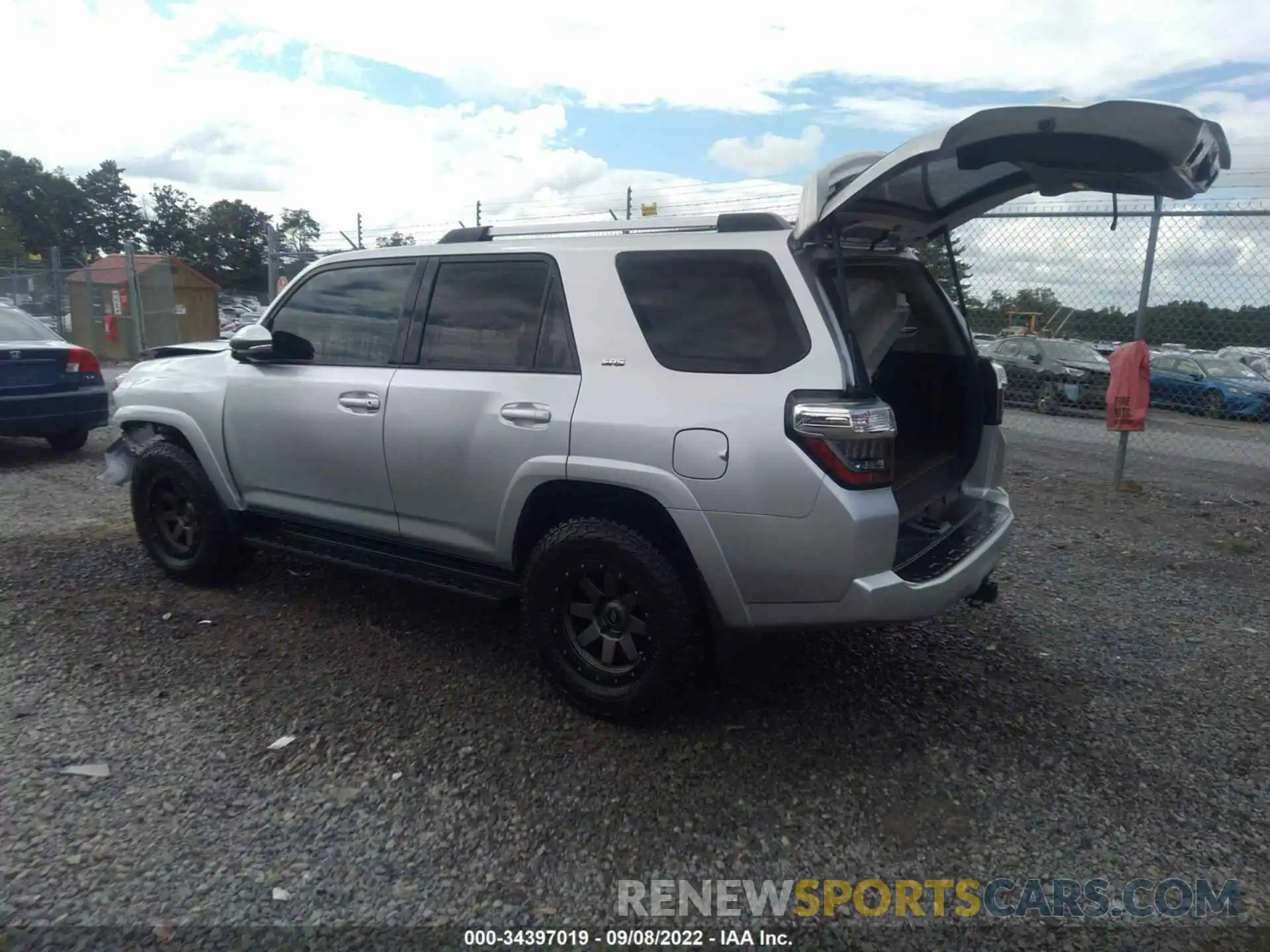 3 Фотография поврежденного автомобиля JTEBU5JR0K5715983 TOYOTA 4RUNNER 2019