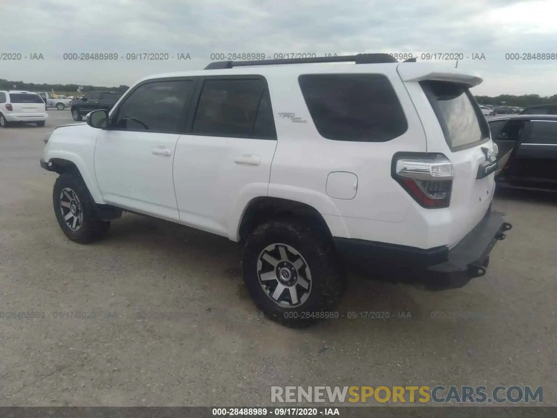 3 Фотография поврежденного автомобиля JTEBU5JR0K5718947 TOYOTA 4RUNNER 2019