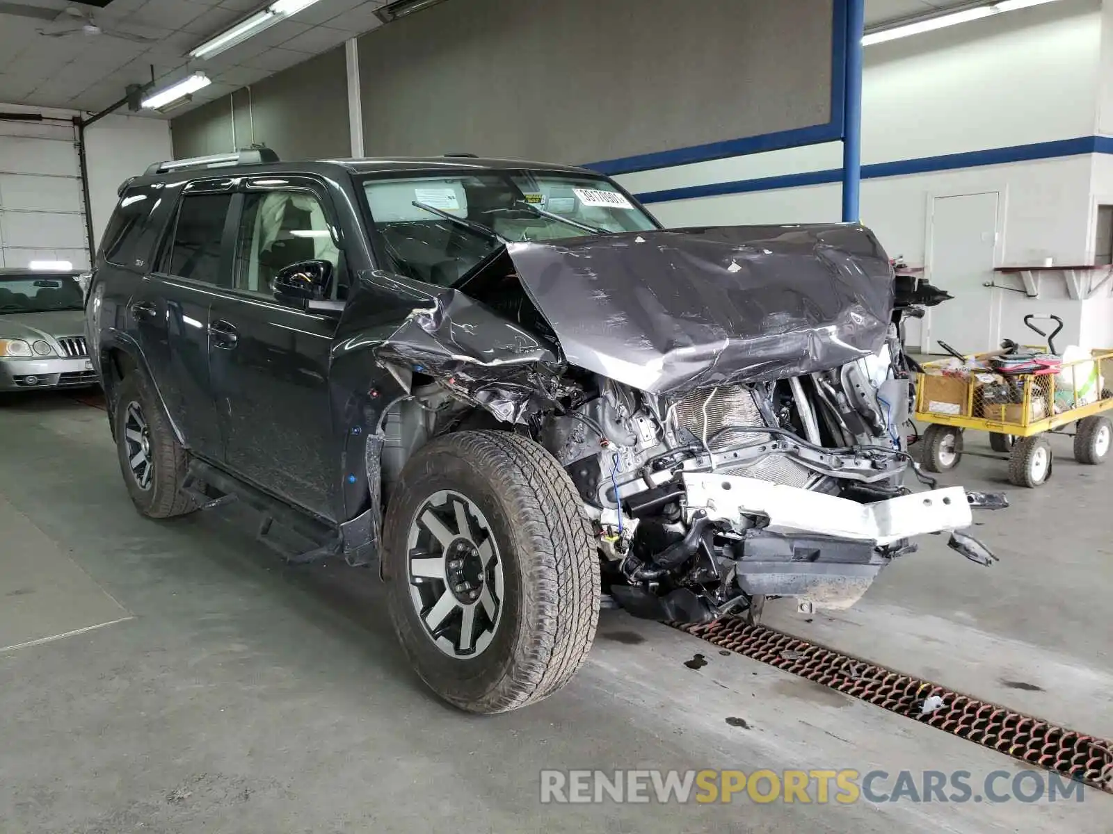 1 Фотография поврежденного автомобиля JTEBU5JR3K5638574 TOYOTA 4RUNNER 2019