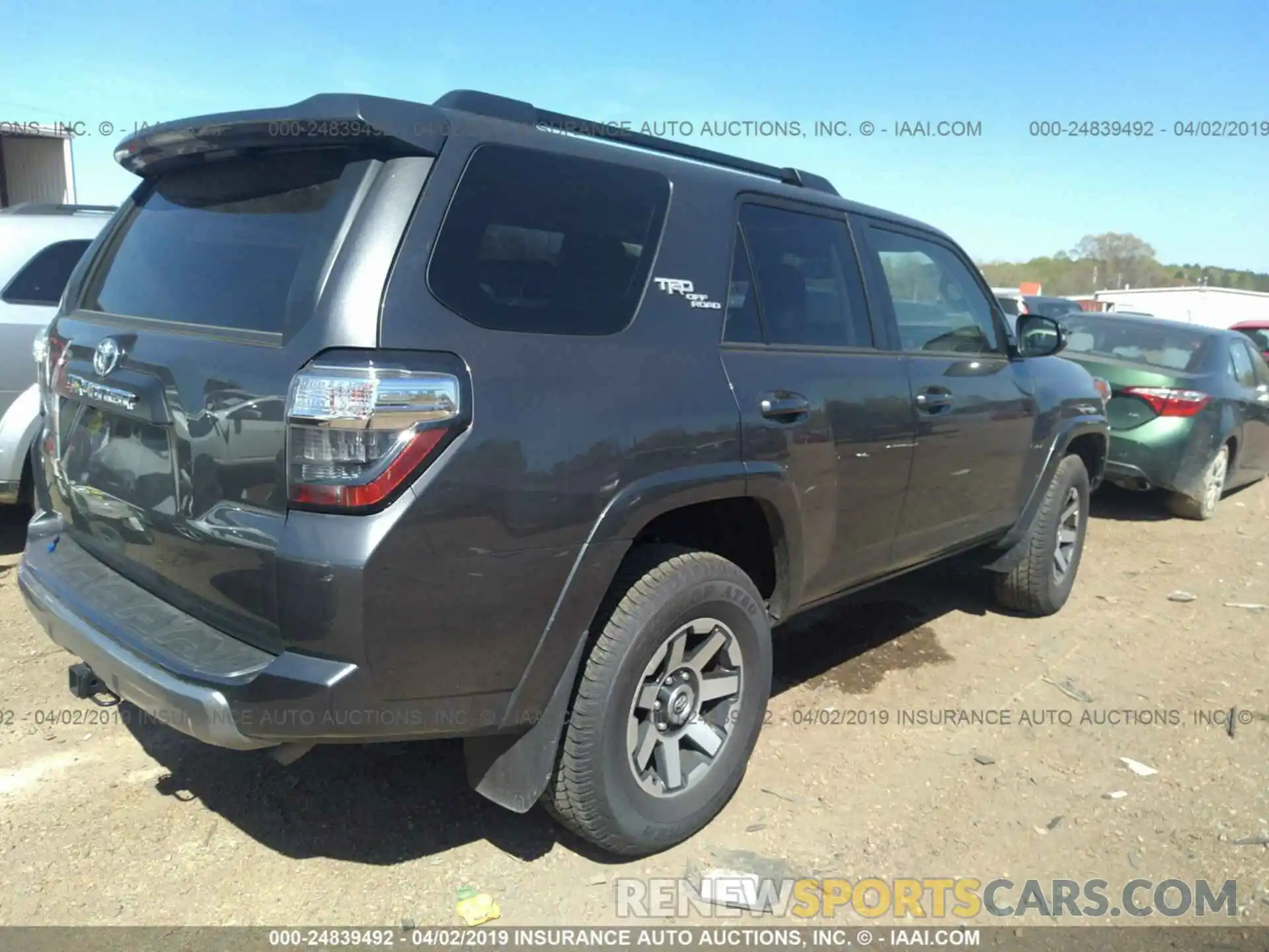 4 Фотография поврежденного автомобиля JTEBU5JR3K5642902 TOYOTA 4RUNNER 2019