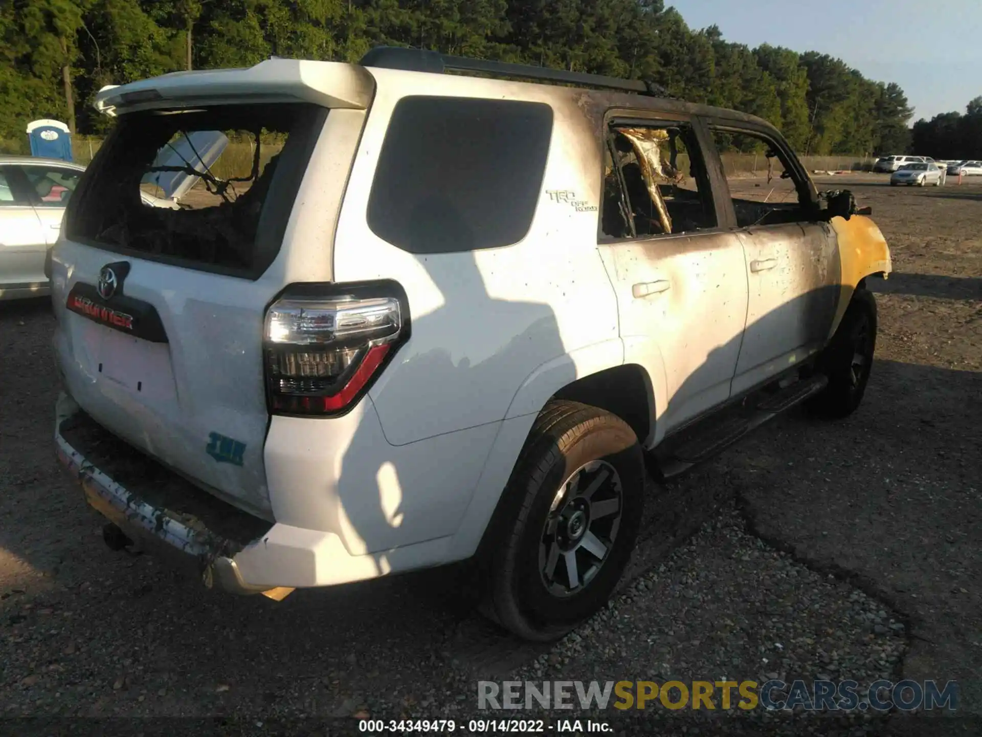 4 Photograph of a damaged car JTEBU5JR3K5661580 TOYOTA 4RUNNER 2019