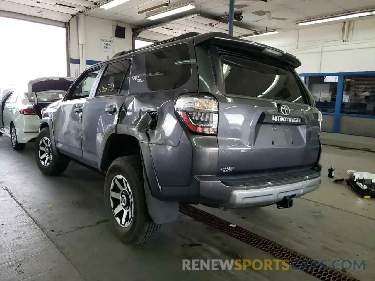 3 Фотография поврежденного автомобиля JTEBU5JR3K5694403 TOYOTA 4RUNNER 2019