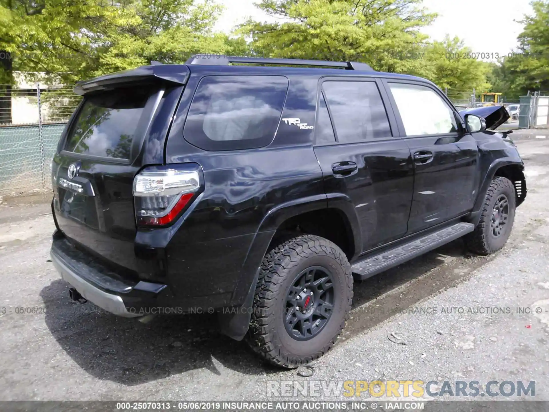 4 Фотография поврежденного автомобиля JTEBU5JR4K5616129 TOYOTA 4RUNNER 2019