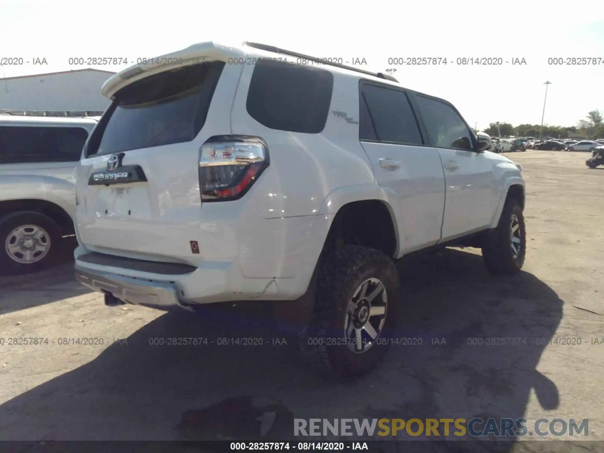 4 Фотография поврежденного автомобиля JTEBU5JR4K5635215 TOYOTA 4RUNNER 2019