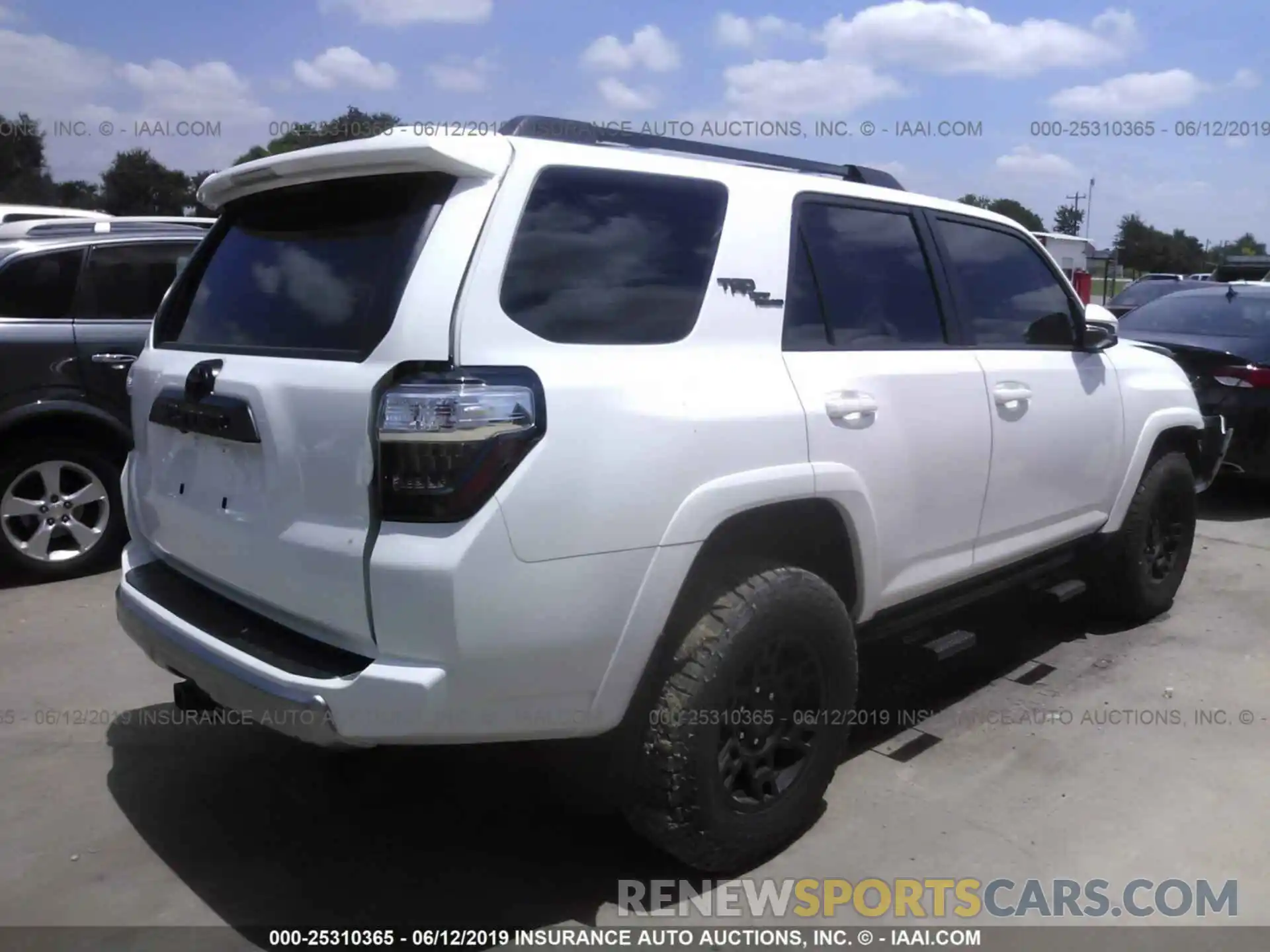 4 Photograph of a damaged car JTEBU5JR4K5652872 TOYOTA 4RUNNER 2019