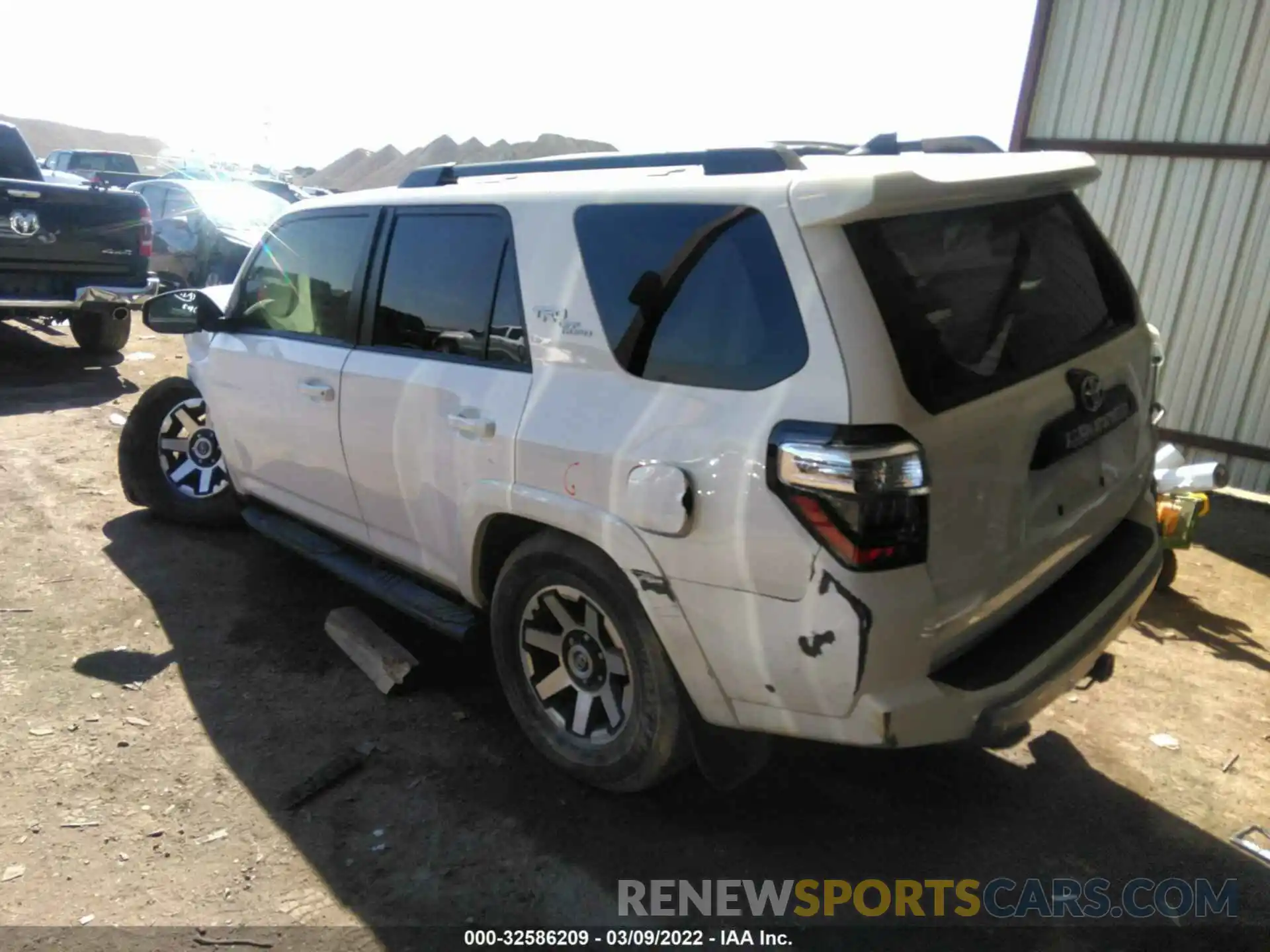 3 Фотография поврежденного автомобиля JTEBU5JR4K5663645 TOYOTA 4RUNNER 2019