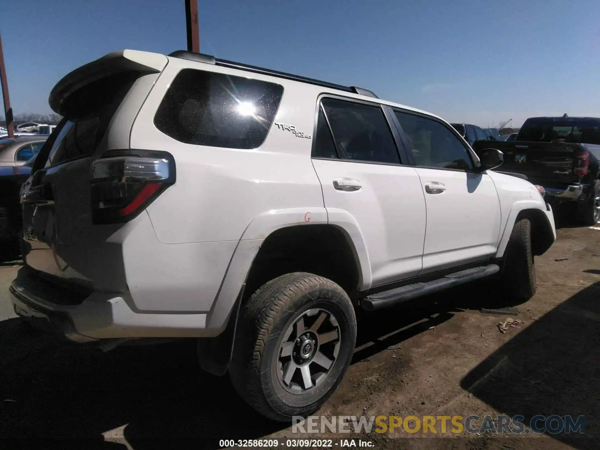 4 Фотография поврежденного автомобиля JTEBU5JR4K5663645 TOYOTA 4RUNNER 2019