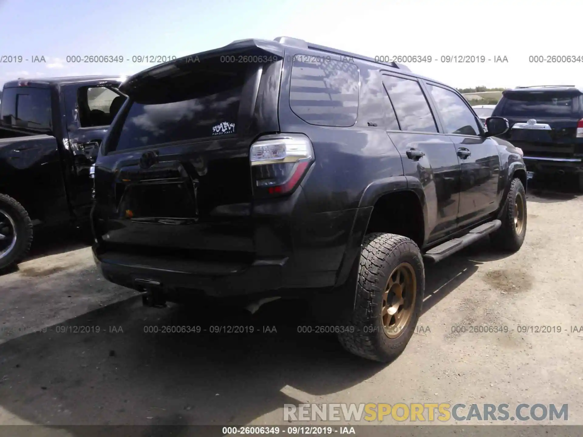 4 Фотография поврежденного автомобиля JTEBU5JR4K5667341 TOYOTA 4RUNNER 2019