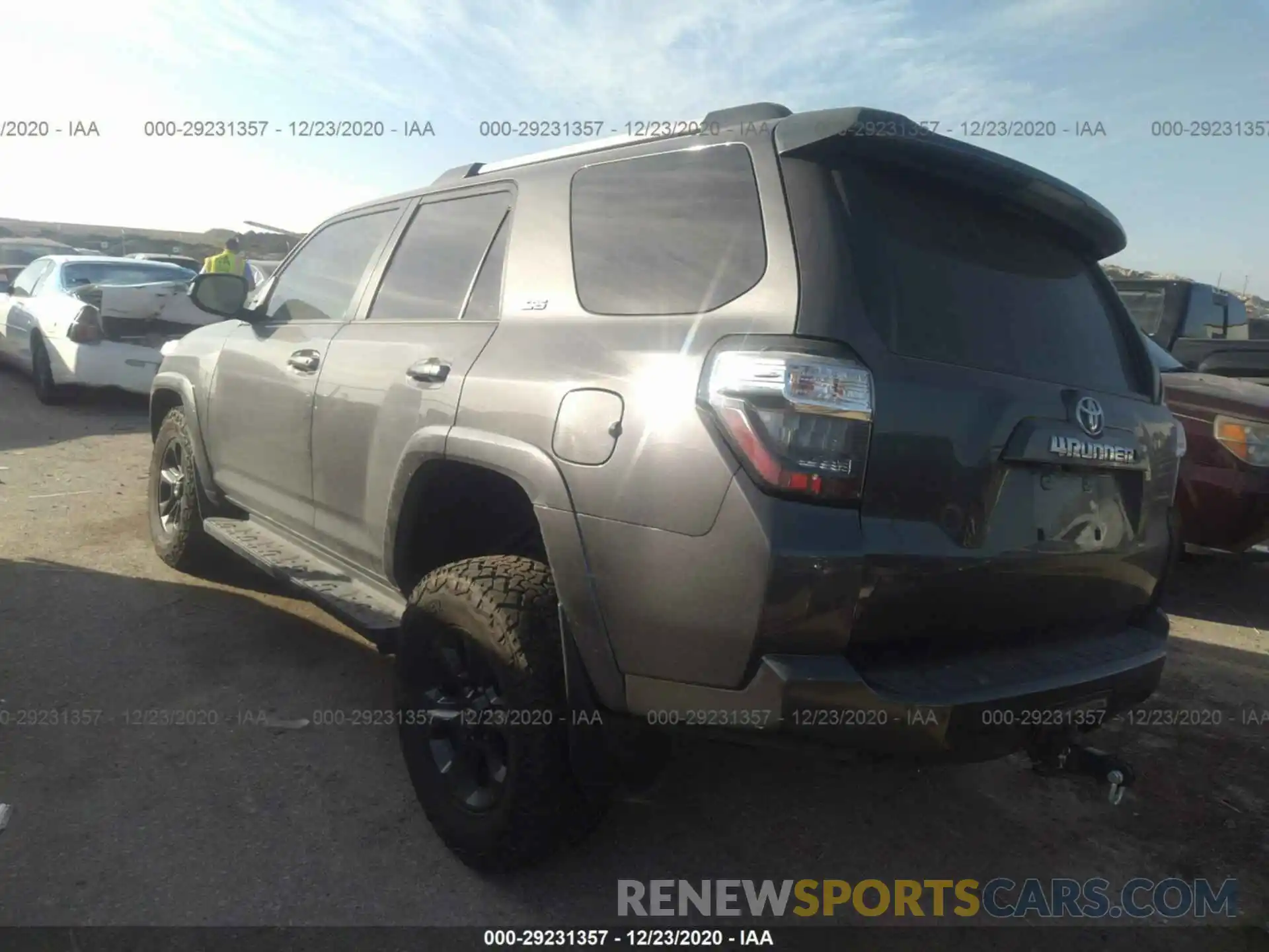 3 Фотография поврежденного автомобиля JTEBU5JR4K5668182 TOYOTA 4RUNNER 2019