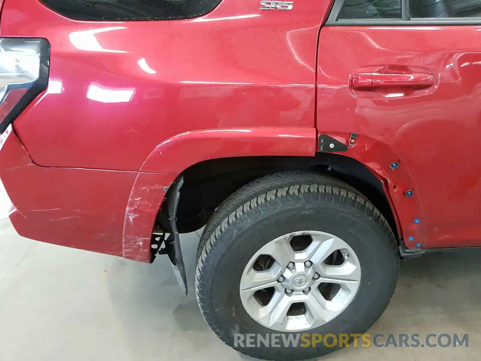 9 Photograph of a damaged car JTEBU5JR4K5670952 TOYOTA 4RUNNER 2019