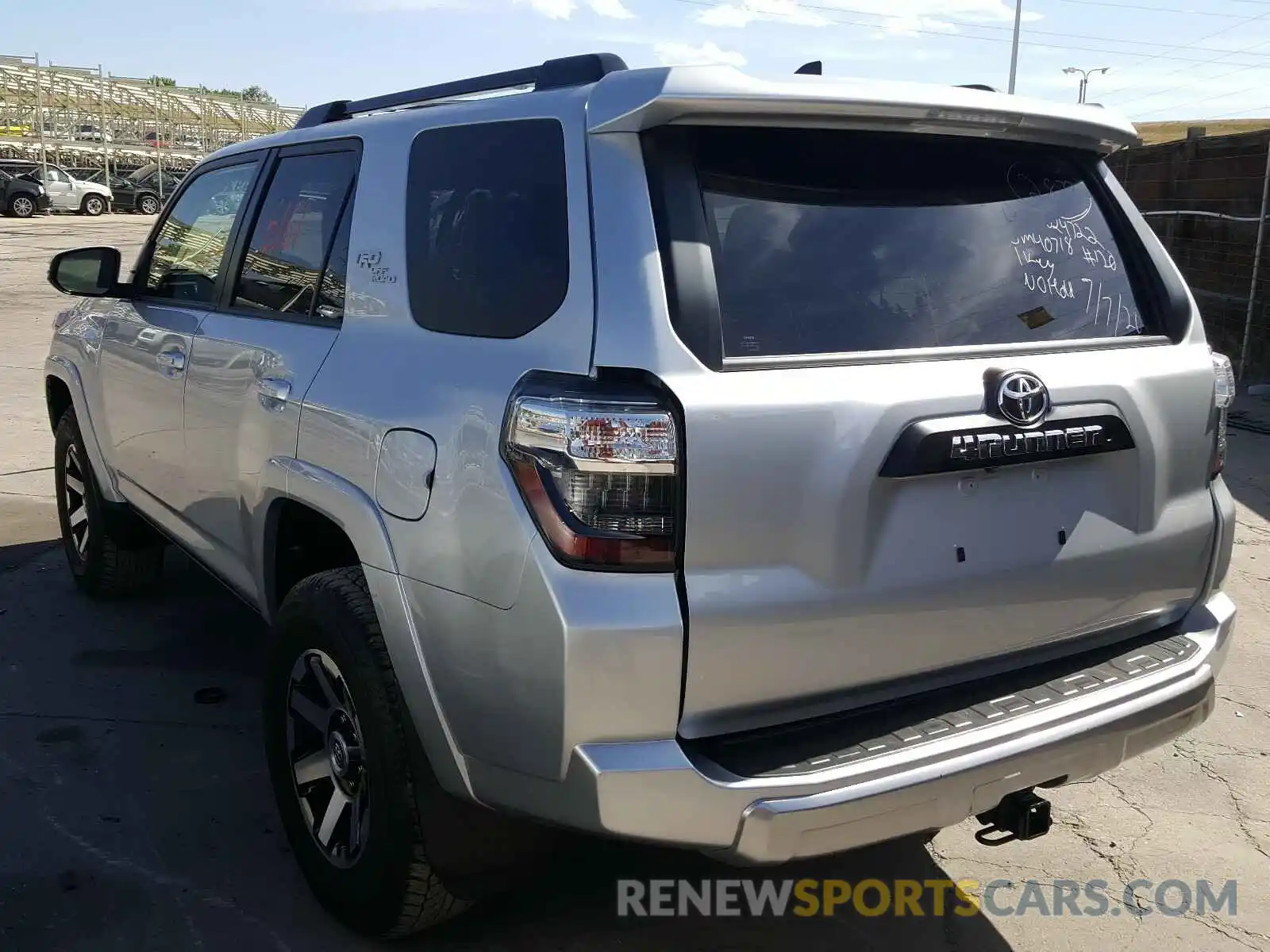 3 Фотография поврежденного автомобиля JTEBU5JR4K5735332 TOYOTA 4RUNNER 2019