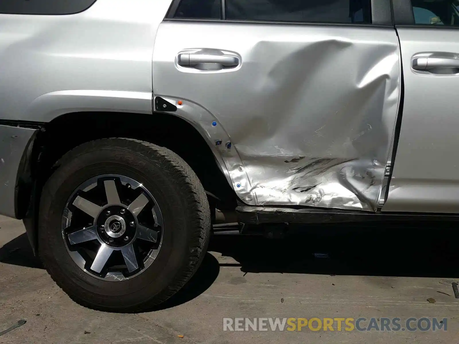 9 Photograph of a damaged car JTEBU5JR4K5735332 TOYOTA 4RUNNER 2019