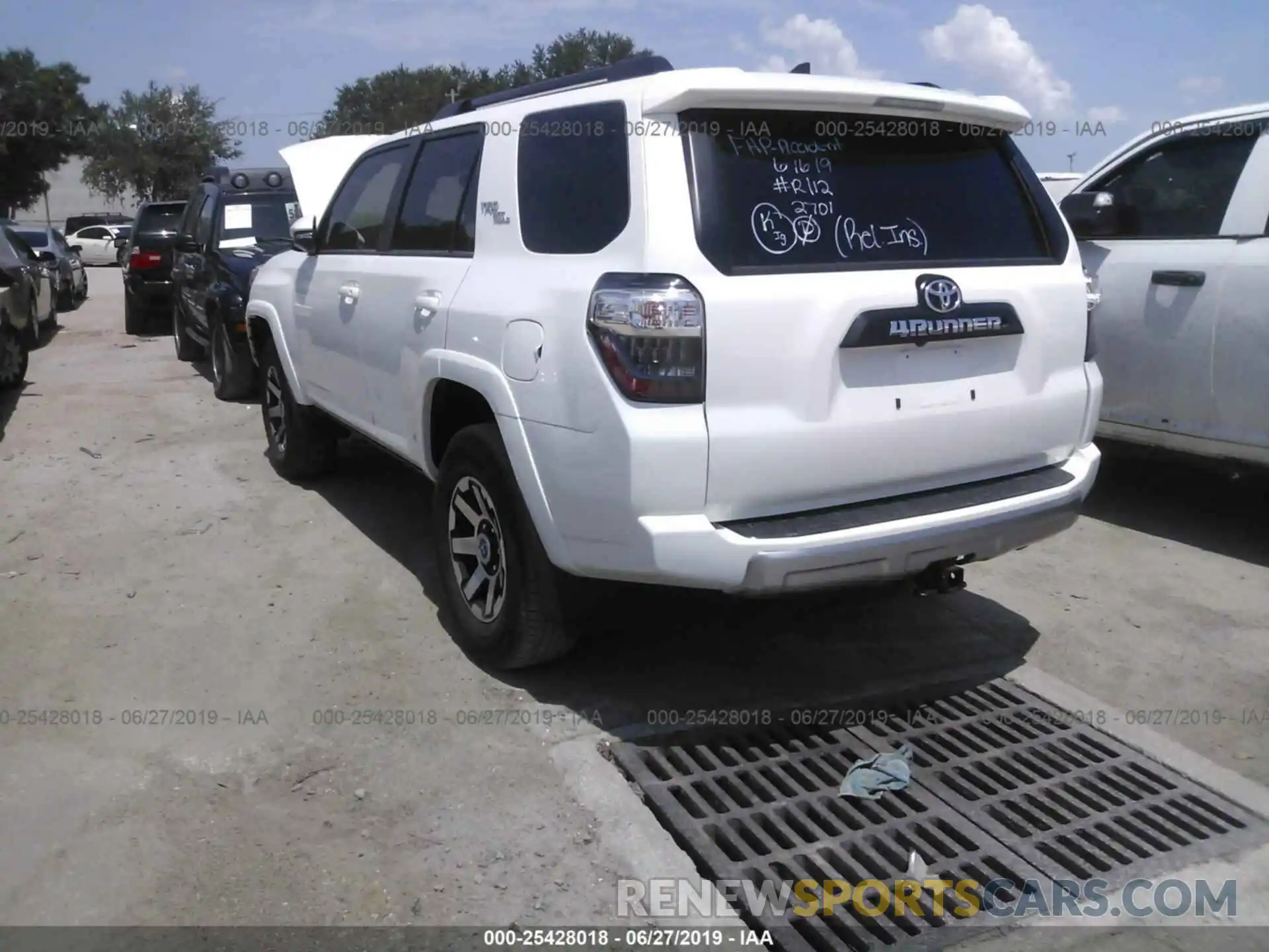 3 Фотография поврежденного автомобиля JTEBU5JR5K5637717 TOYOTA 4RUNNER 2019