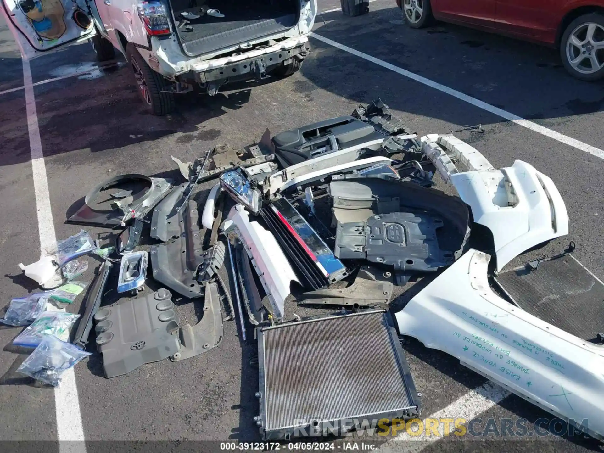 18 Photograph of a damaged car JTEBU5JR5K5657501 TOYOTA 4RUNNER 2019