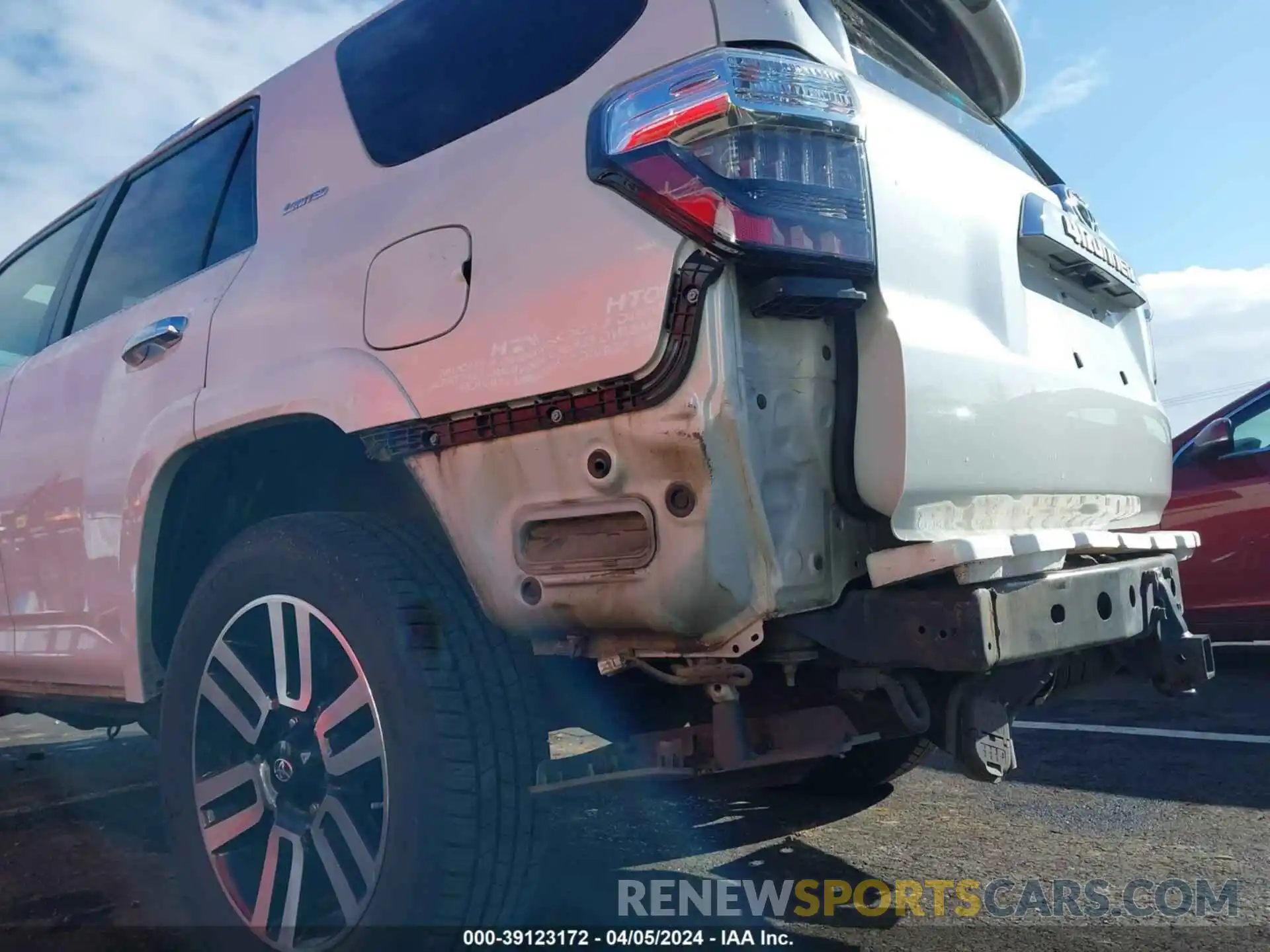 19 Photograph of a damaged car JTEBU5JR5K5657501 TOYOTA 4RUNNER 2019