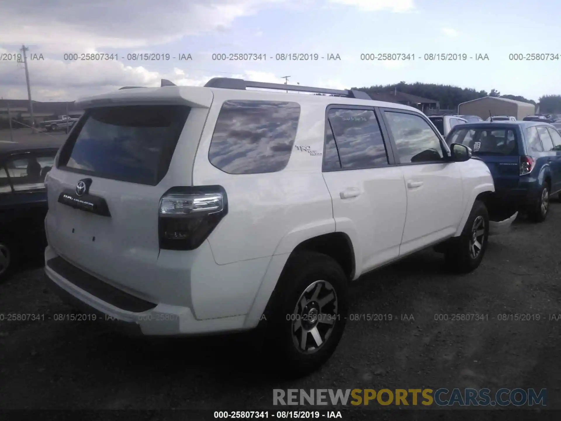 4 Фотография поврежденного автомобиля JTEBU5JR5K5677215 TOYOTA 4RUNNER 2019