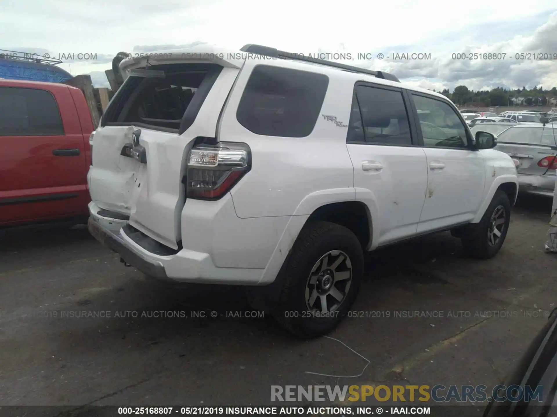 4 Фотография поврежденного автомобиля JTEBU5JR6K5626211 TOYOTA 4RUNNER 2019