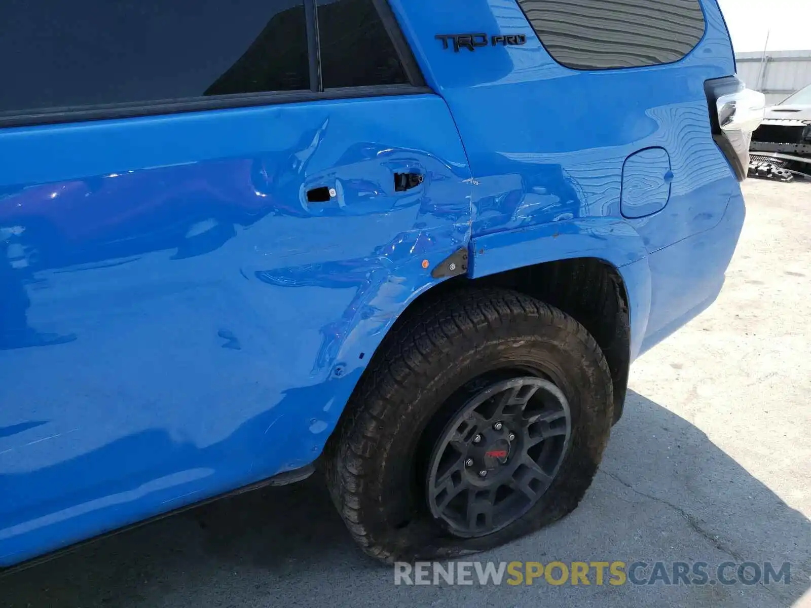 9 Photograph of a damaged car JTEBU5JR6K5718676 TOYOTA 4RUNNER 2019