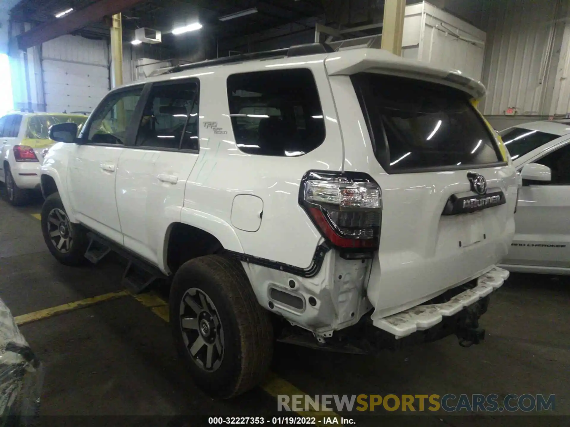 3 Фотография поврежденного автомобиля JTEBU5JR7K5674848 TOYOTA 4RUNNER 2019