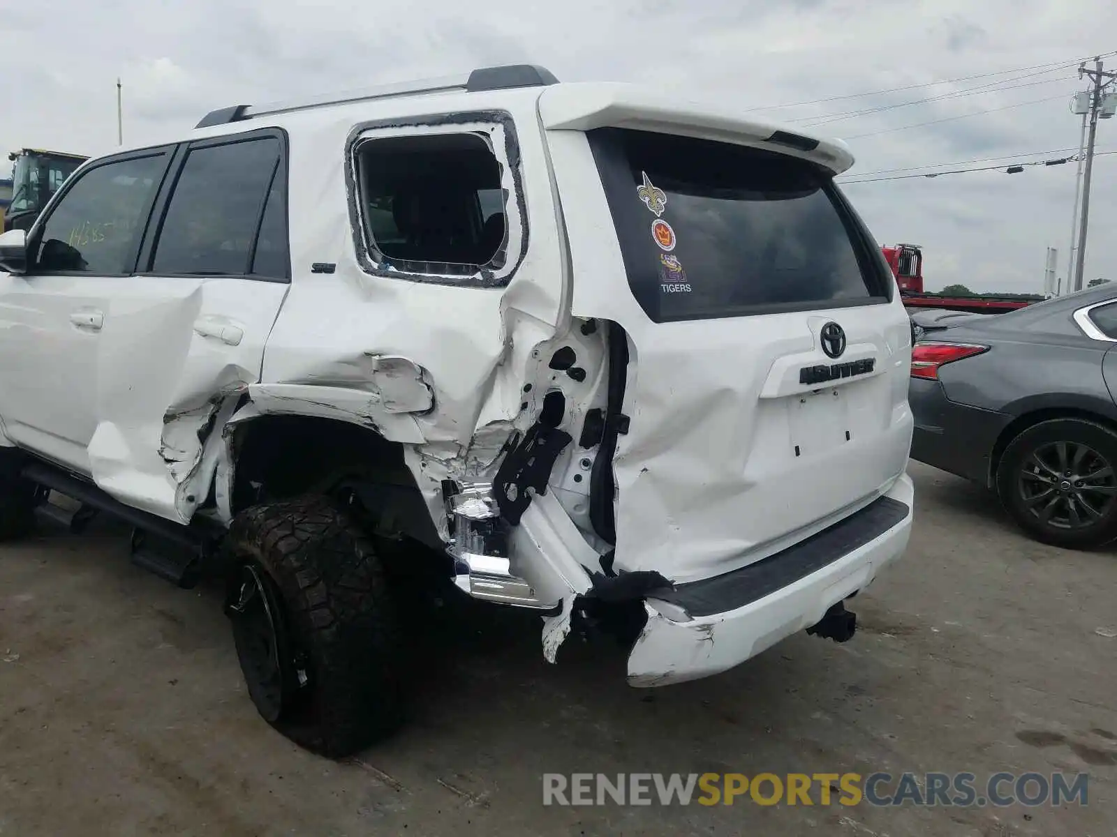 9 Photograph of a damaged car JTEBU5JR7K5699491 TOYOTA 4RUNNER 2019