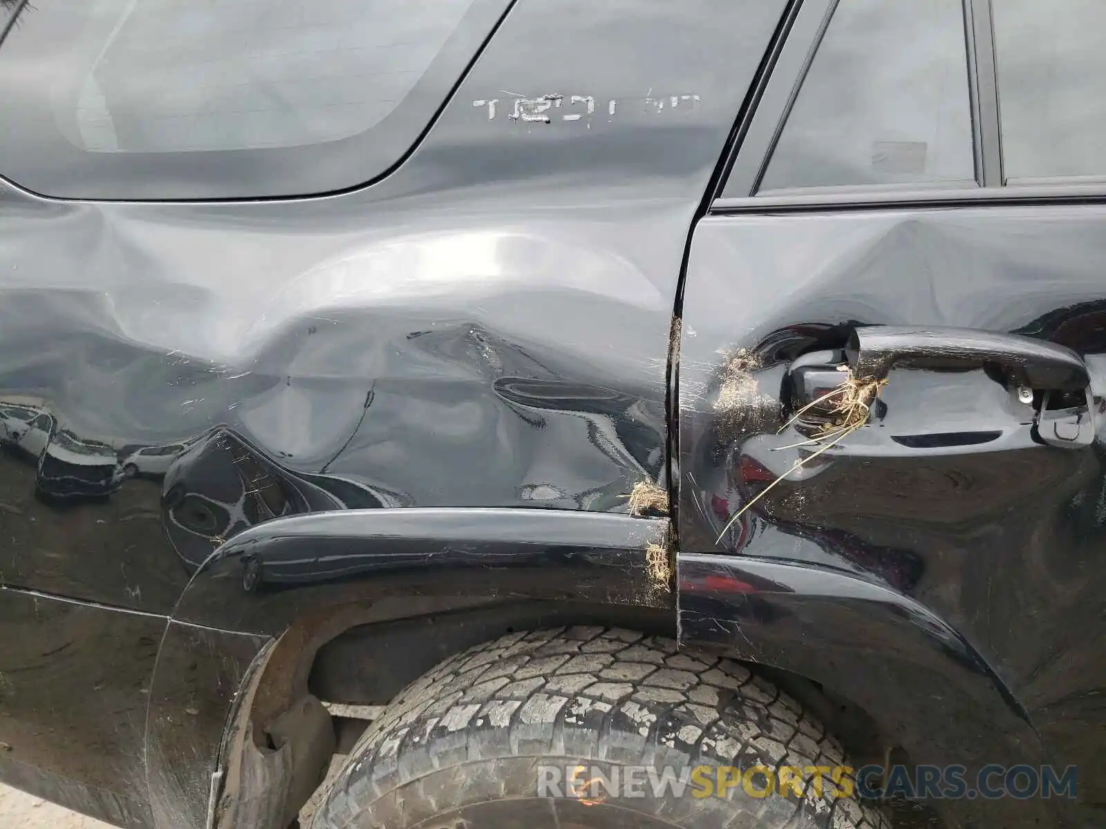 9 Photograph of a damaged car JTEBU5JR8K5697698 TOYOTA 4RUNNER 2019