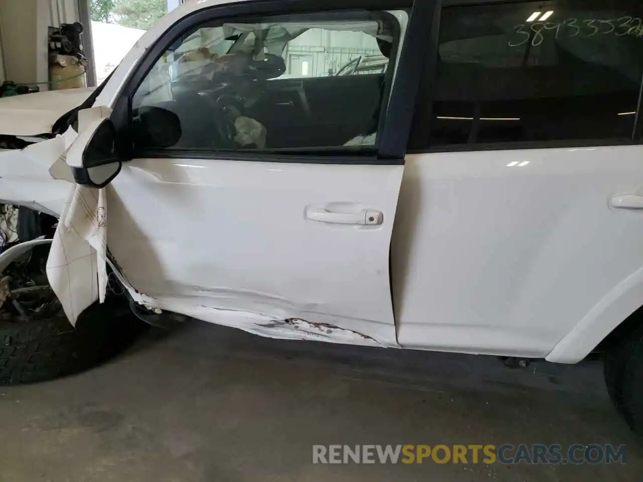 10 Photograph of a damaged car JTEBU5JR8K5725533 TOYOTA 4RUNNER 2019